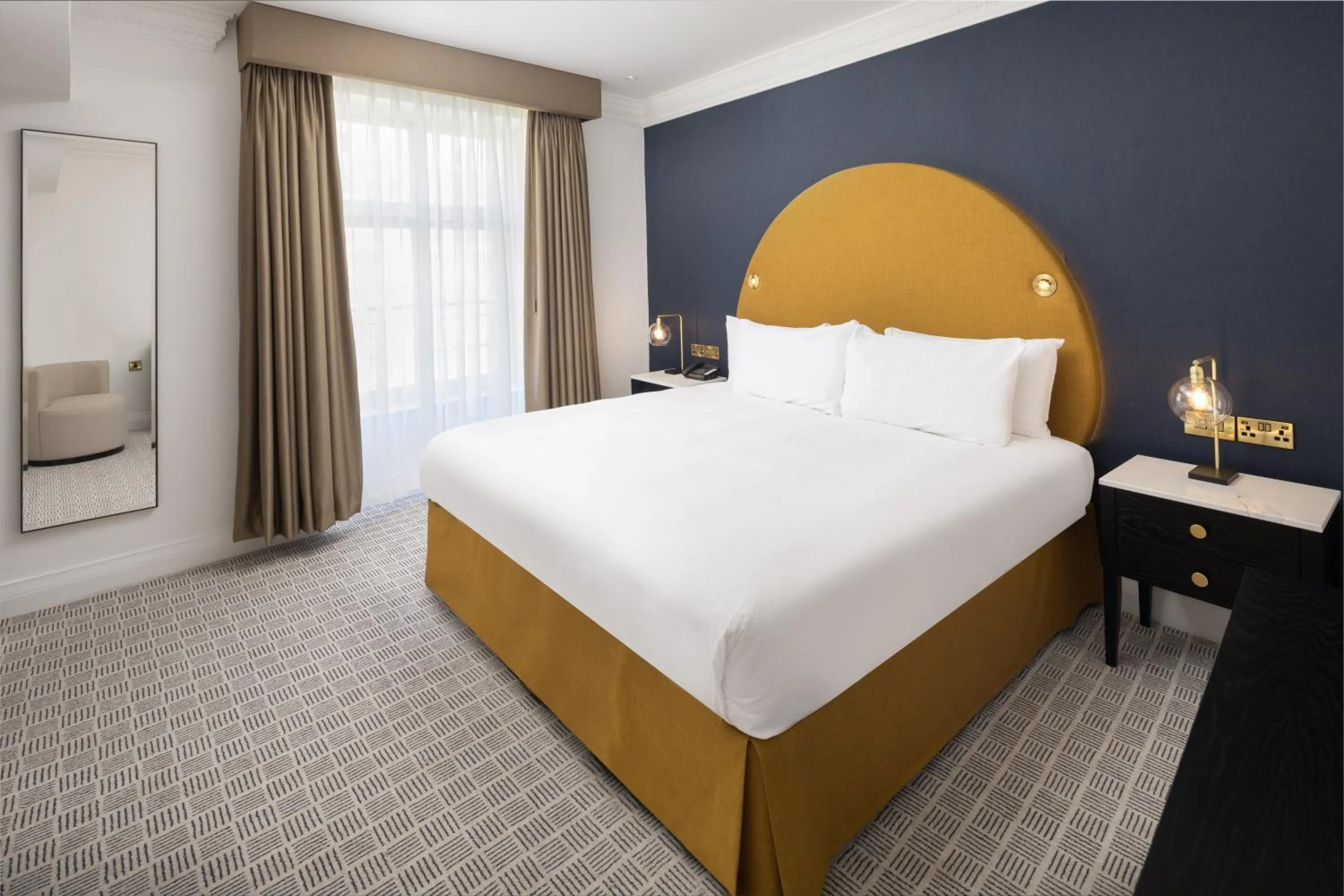 Bedroom, Bed in The Waldorf Hilton