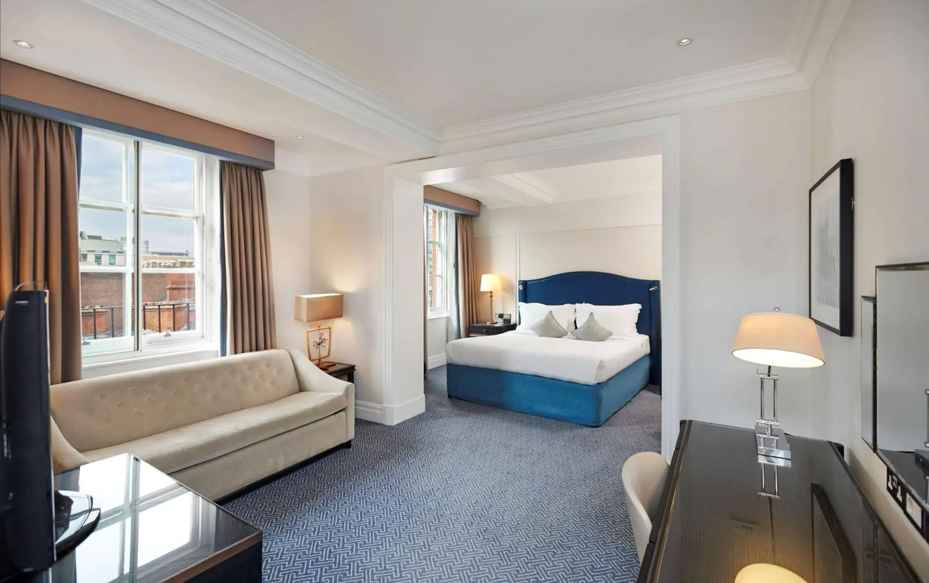 Junior King Suite - Lounge Access in The Waldorf Hilton Junior King Suite - Lounge Access in The Waldorf Hilton