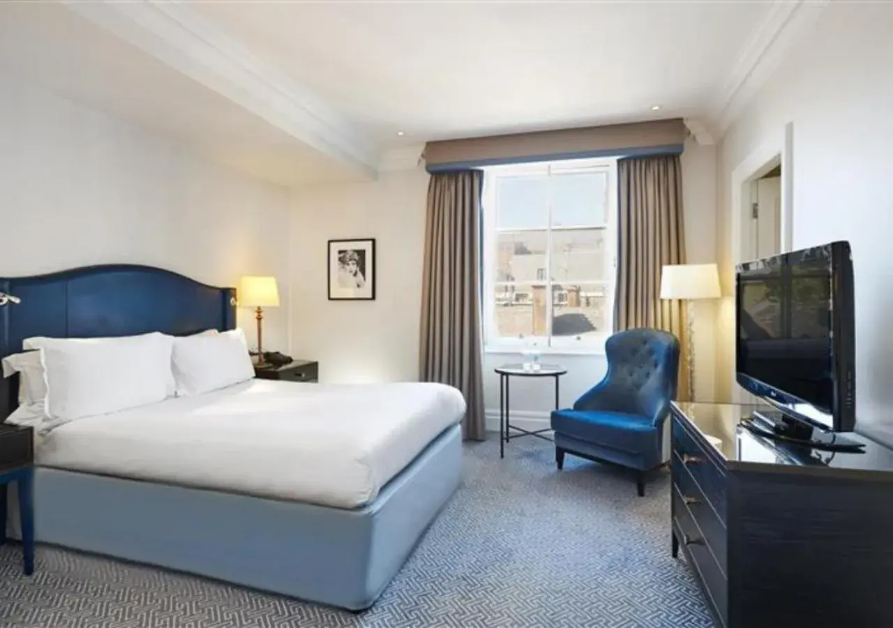 Deluxe Queen Room in The Waldorf Hilton Deluxe Queen Room in The Waldorf Hilton