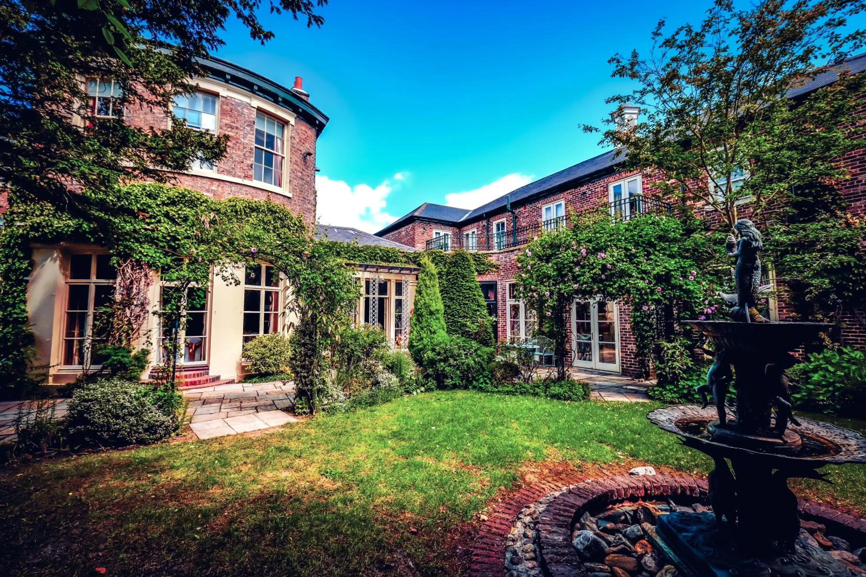Property building in York Pavilion Hotel, BW Signature Collection