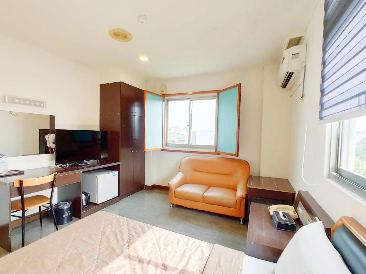 Photo of the whole room, Bed in Royal Business Hotel