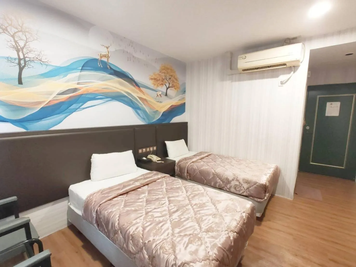 Photo of the whole room, Bed in Royal Business Hotel