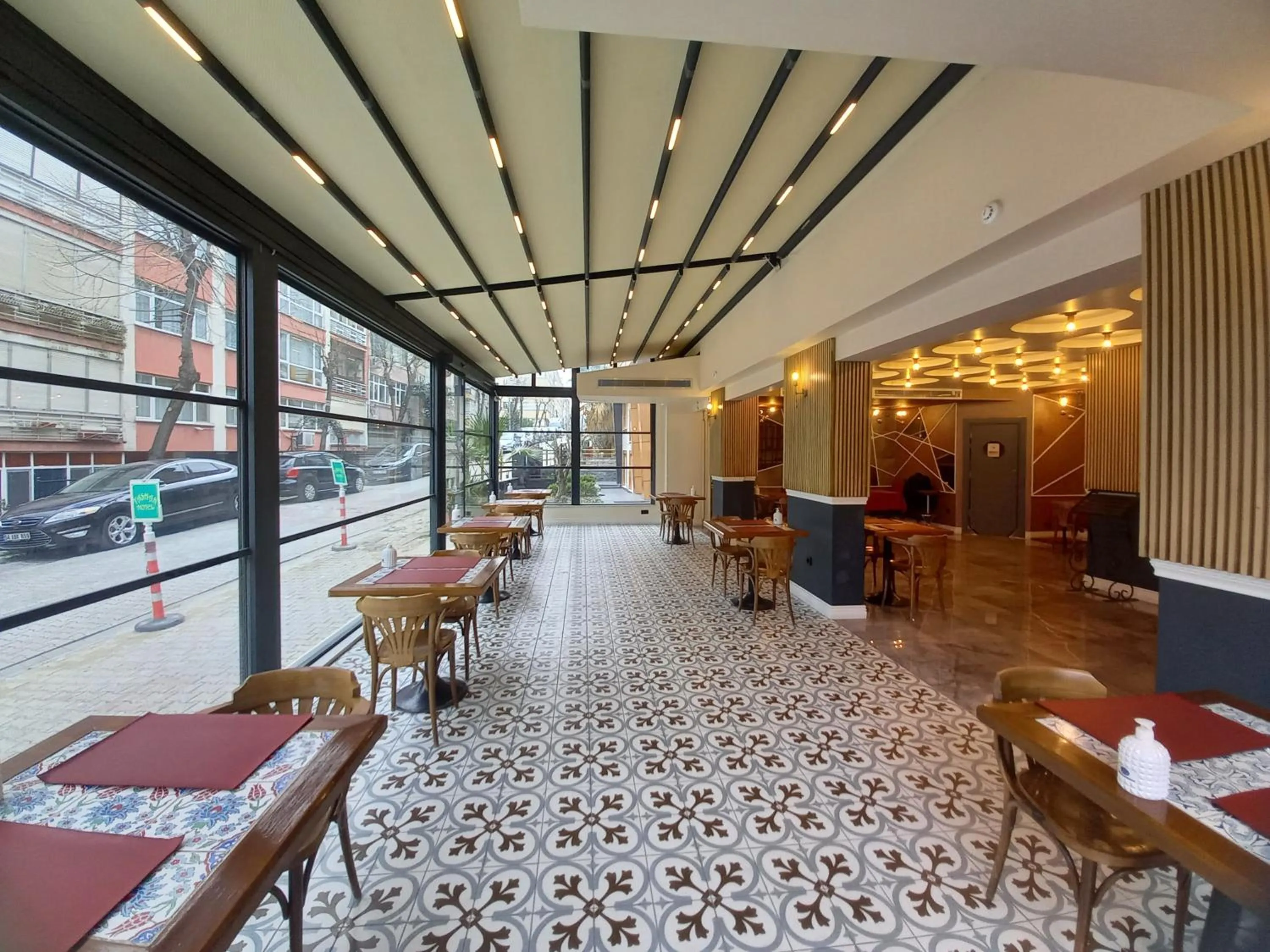 Restaurant/places to eat in Bakirkoy Tashan Business & Airport Hotel