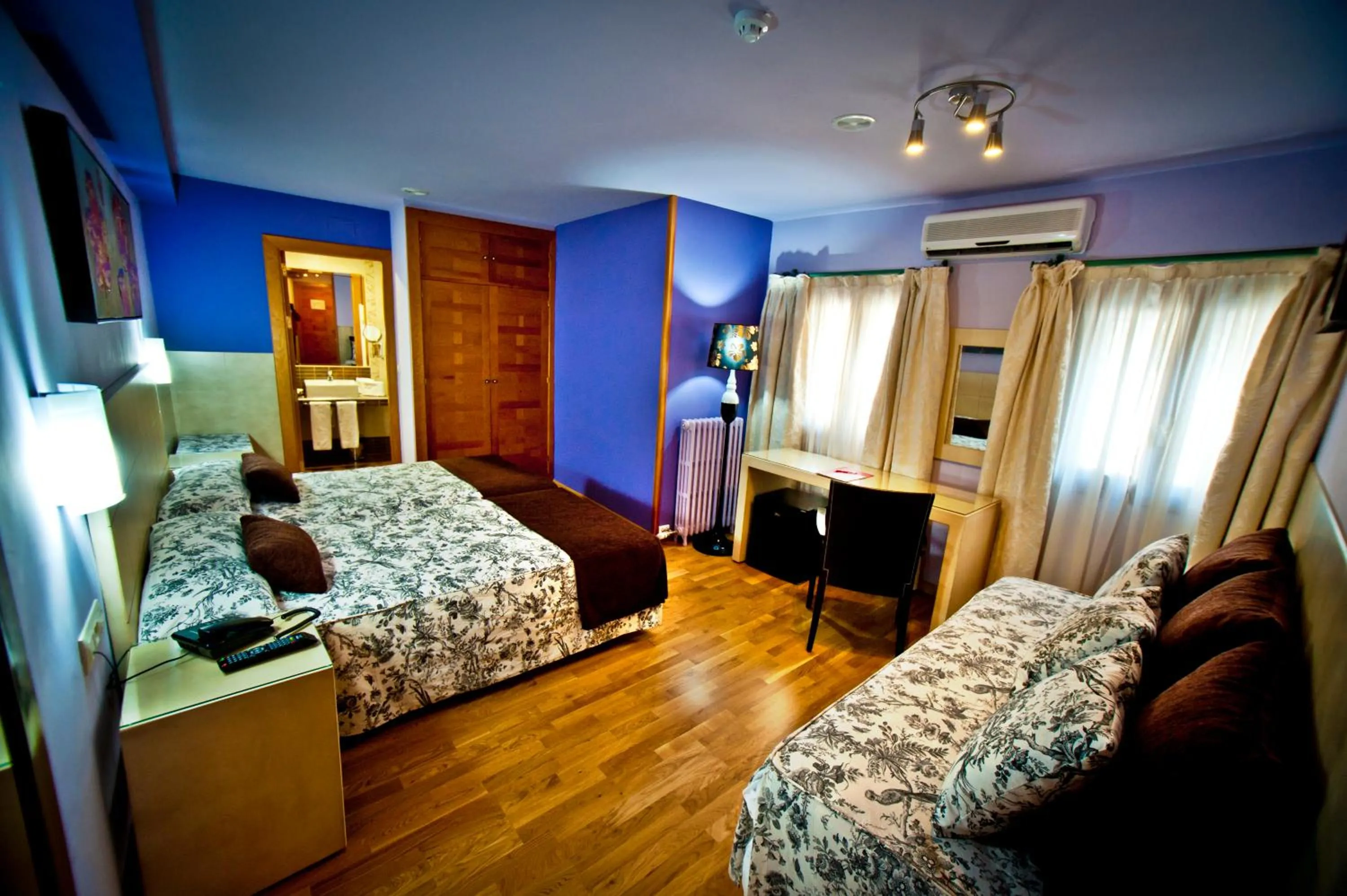 Photo of the whole room, Bed in Hotel Condes de Castilla