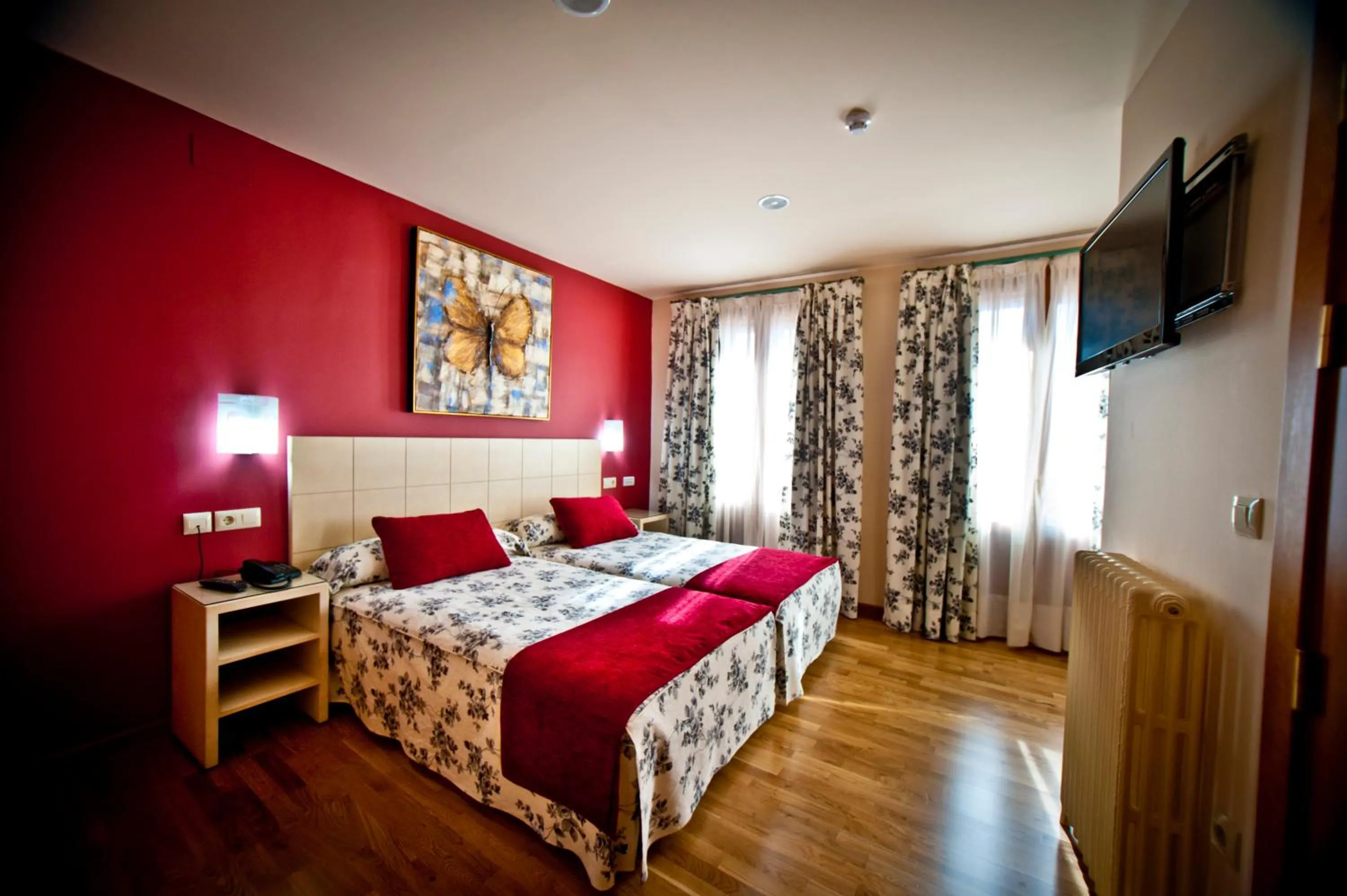 Photo of the whole room, Bed in Hotel Condes de Castilla