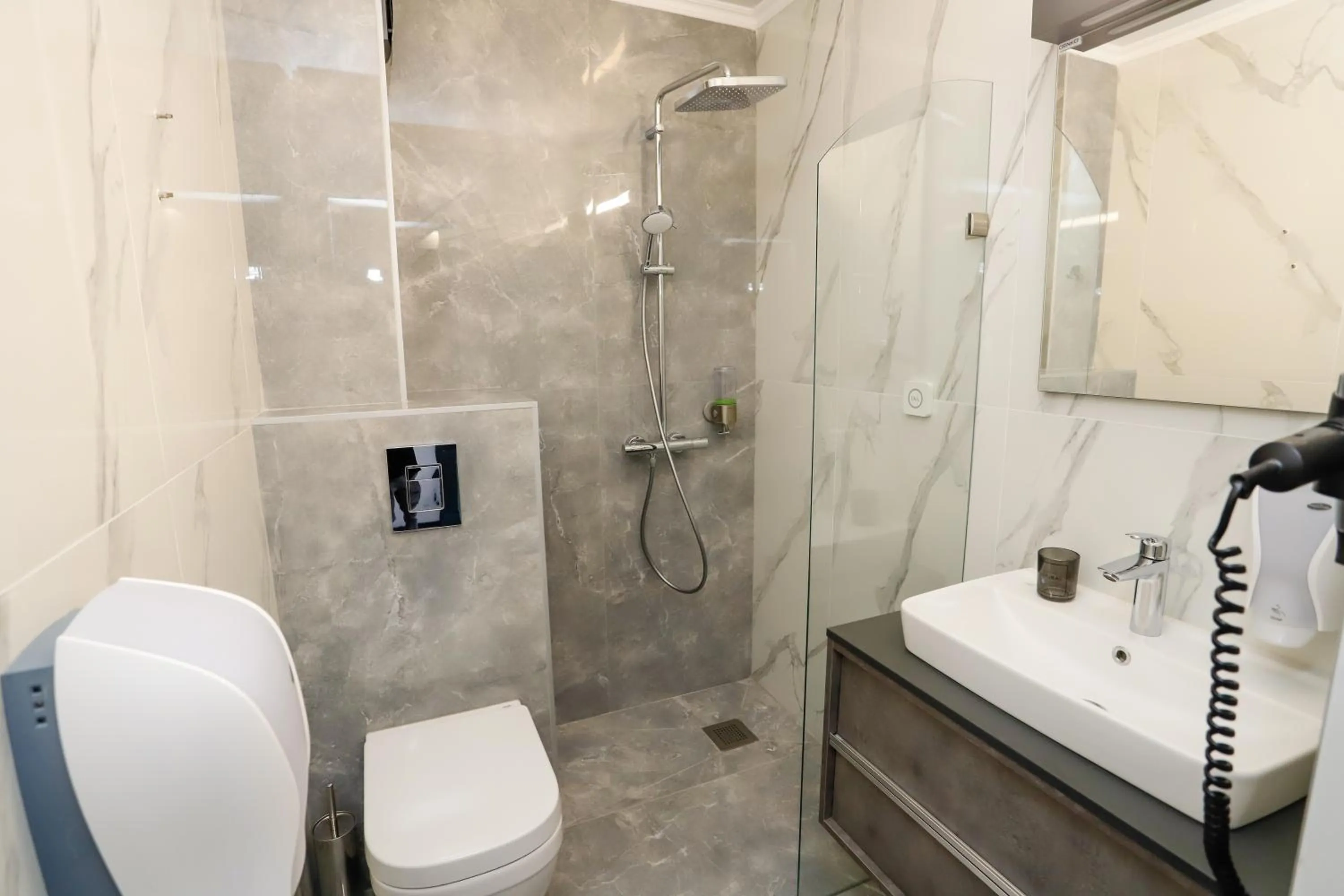 Shower in Glavatarski Han