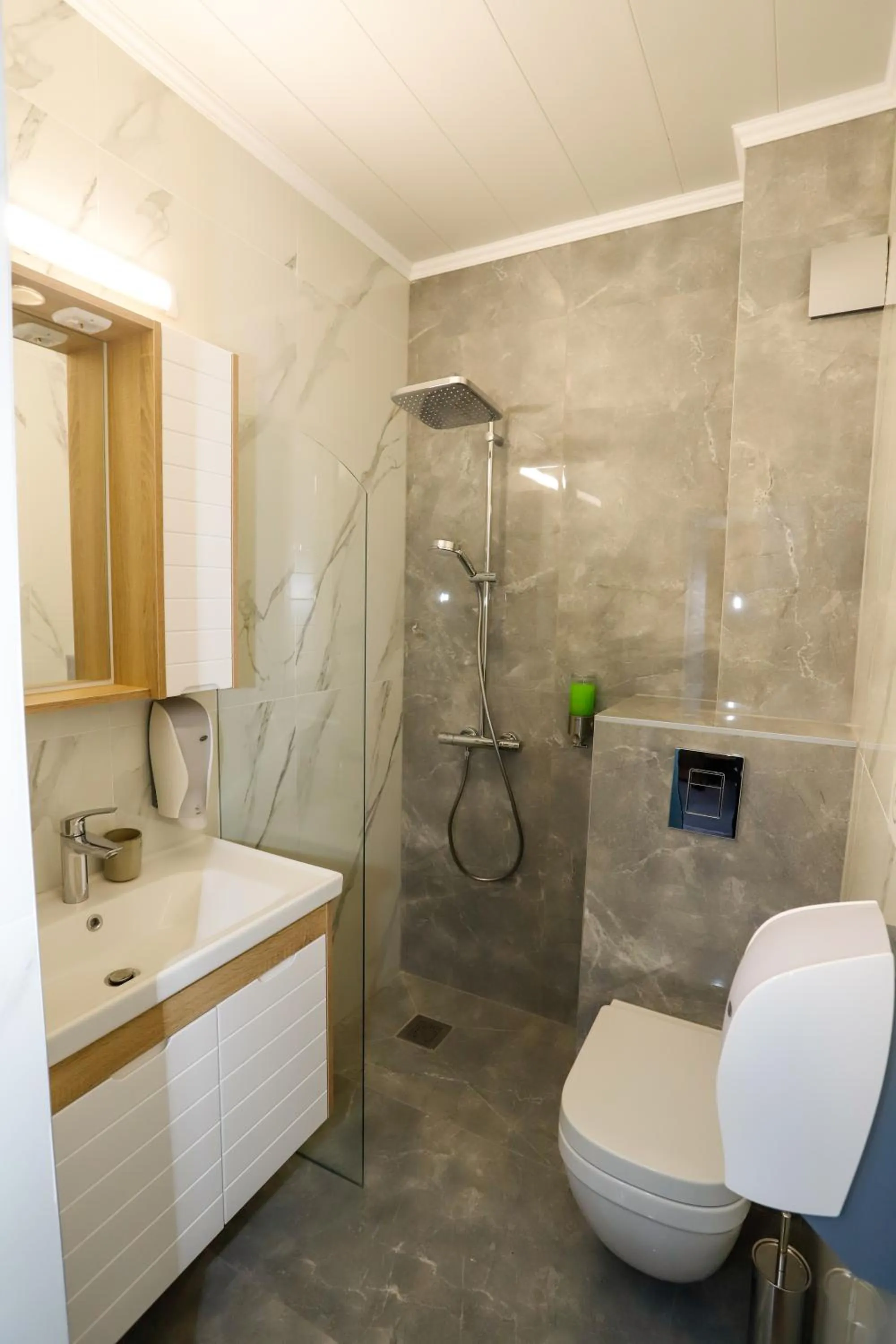 Shower in Glavatarski Han