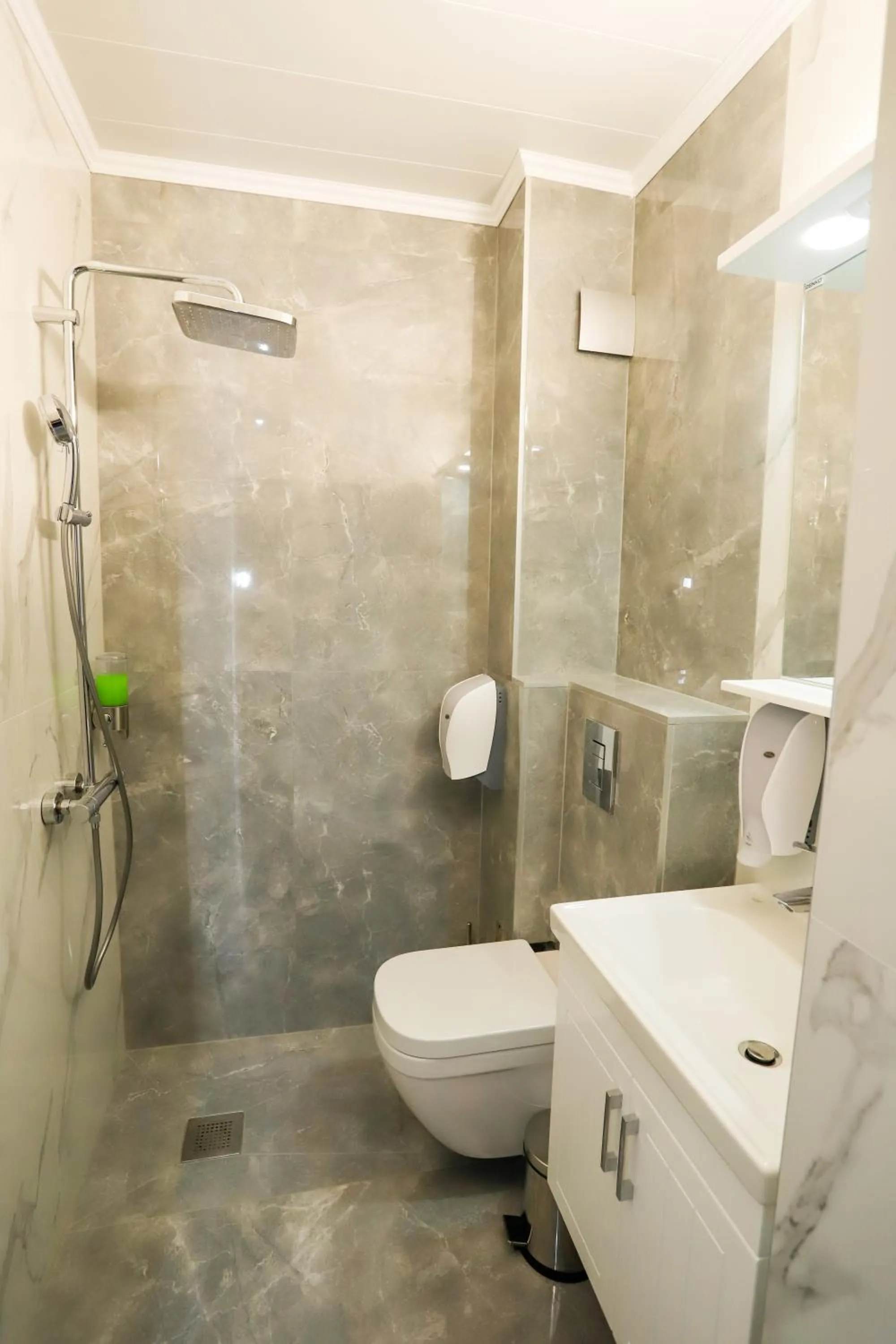 Shower in Glavatarski Han