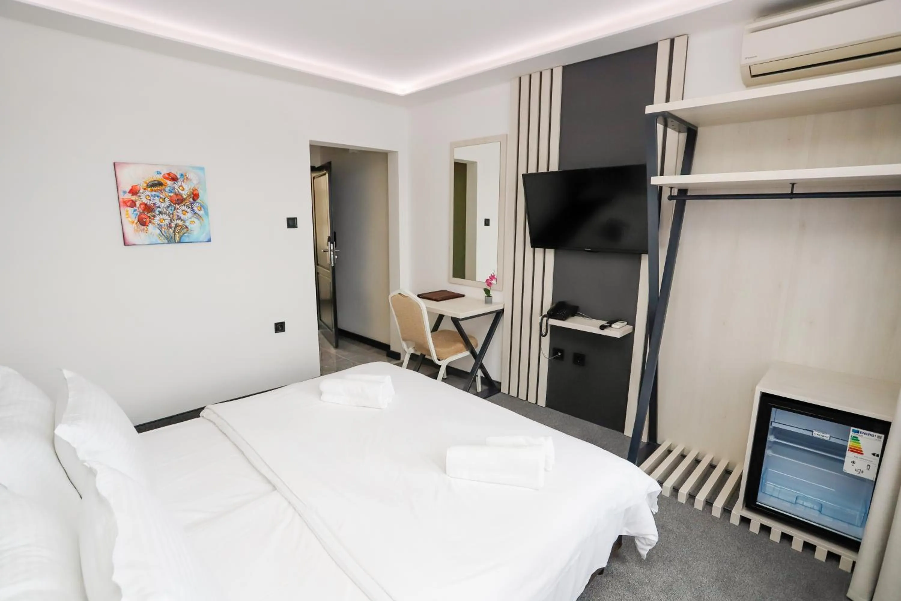 Communal lounge/ TV room, Bed in Glavatarski Han