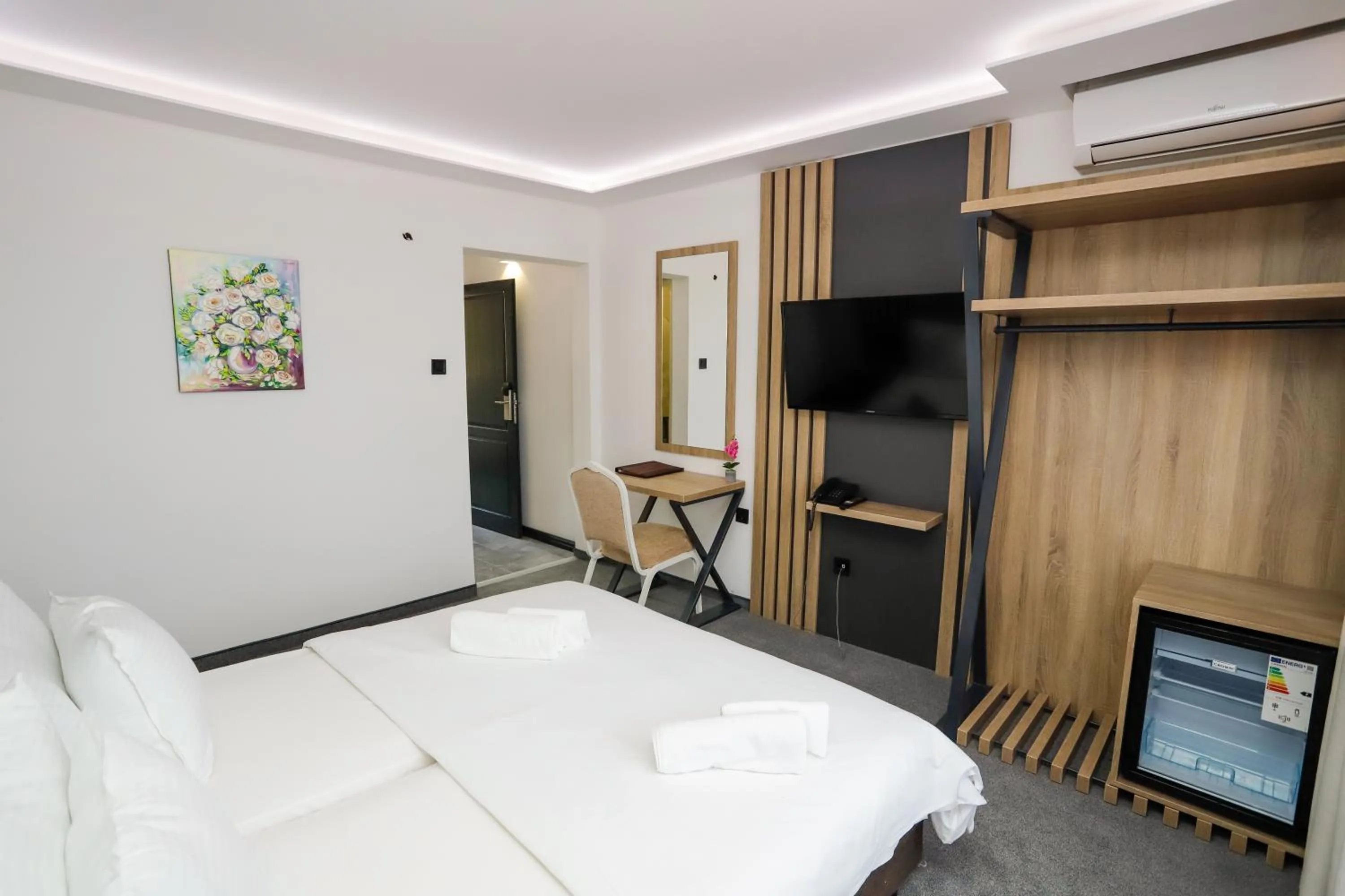 Communal lounge/ TV room, Bed in Glavatarski Han