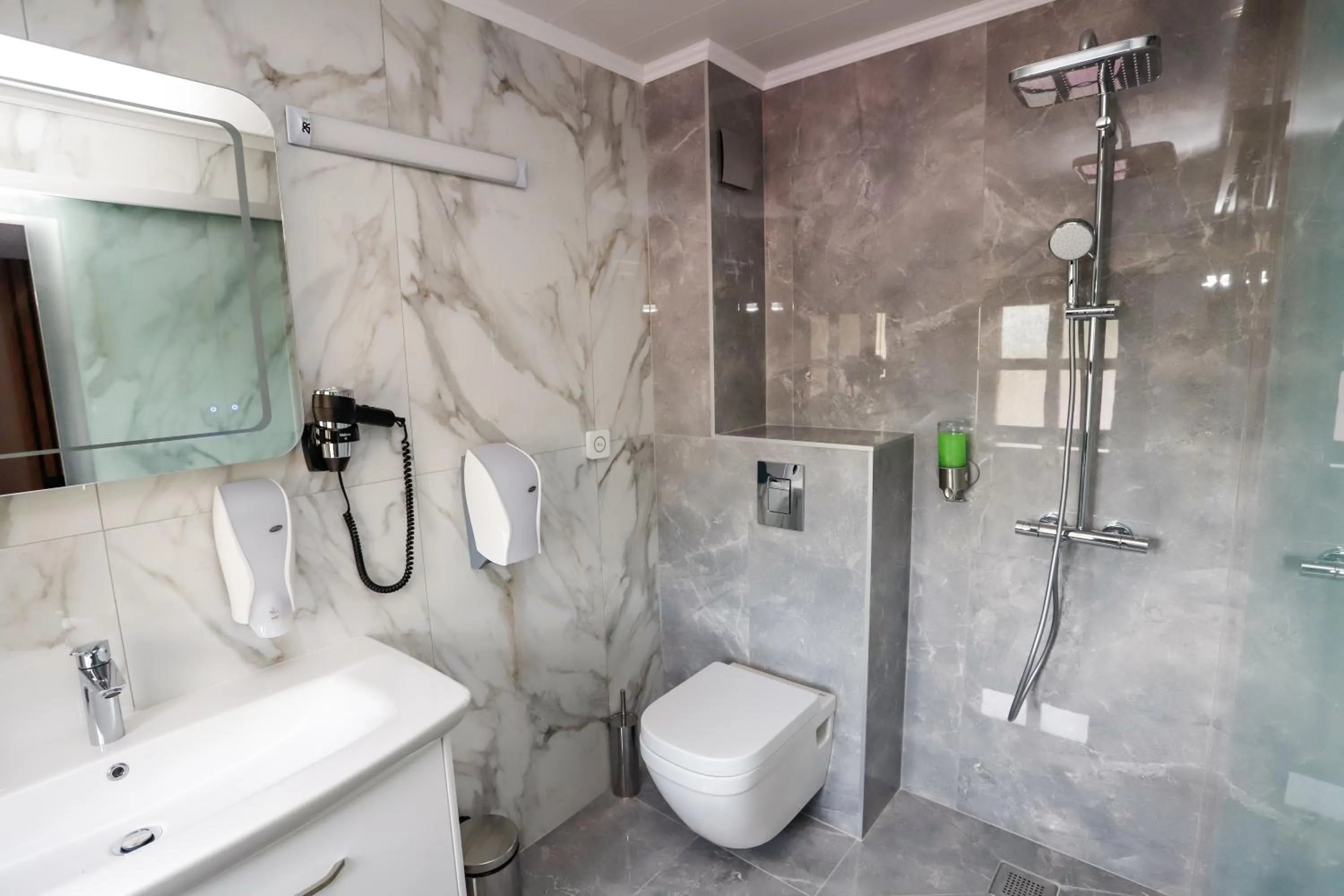 Shower in Glavatarski Han