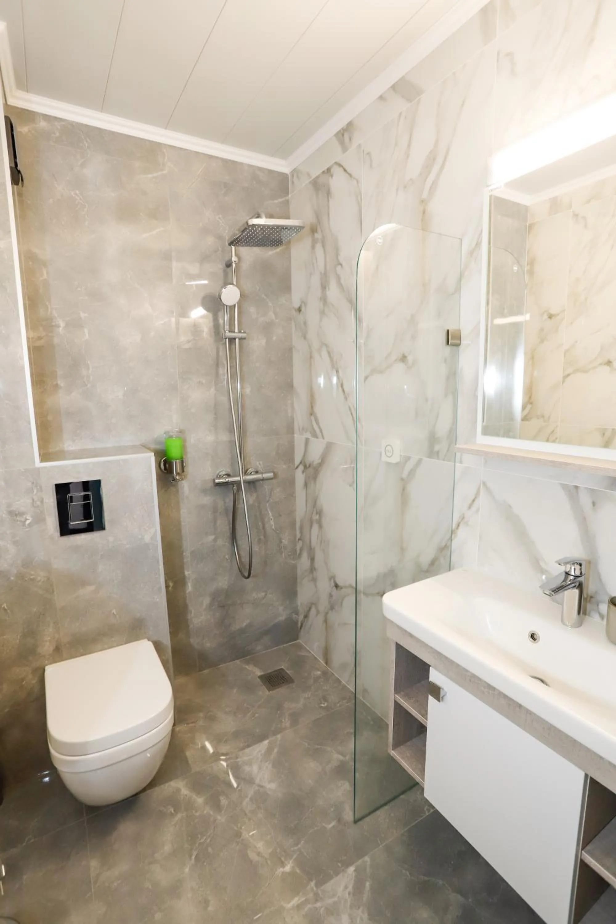 Shower in Glavatarski Han