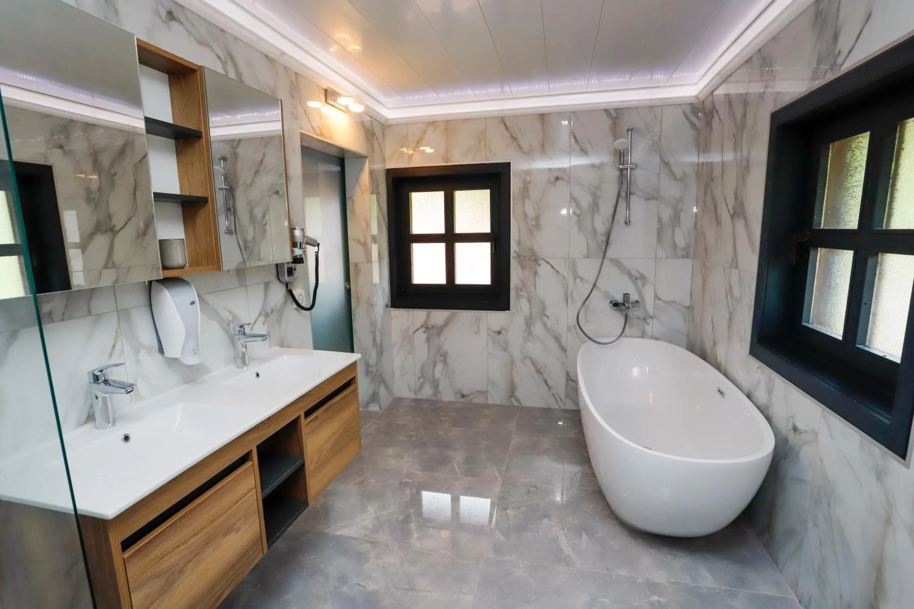 Shower in Glavatarski Han