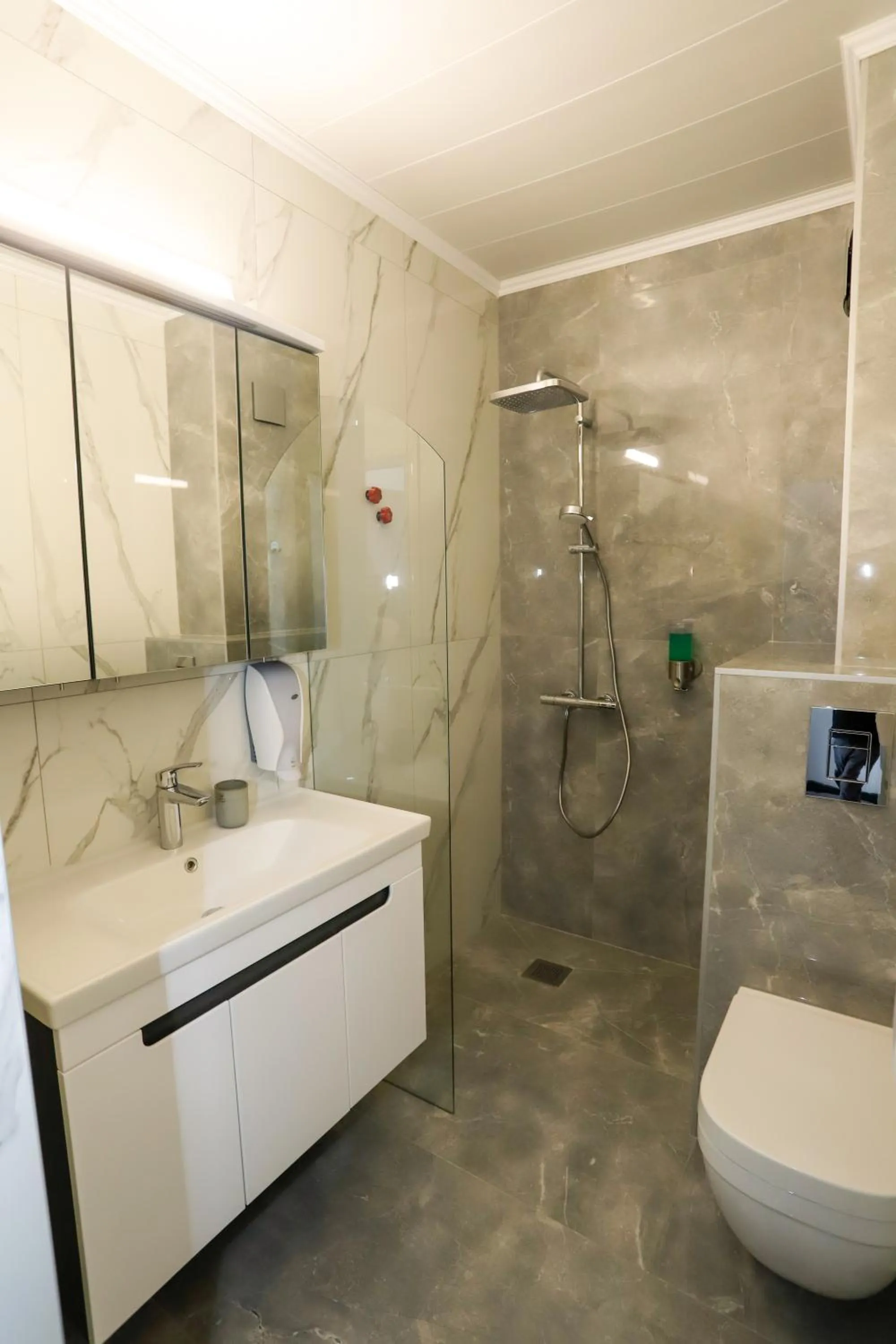 Shower in Glavatarski Han