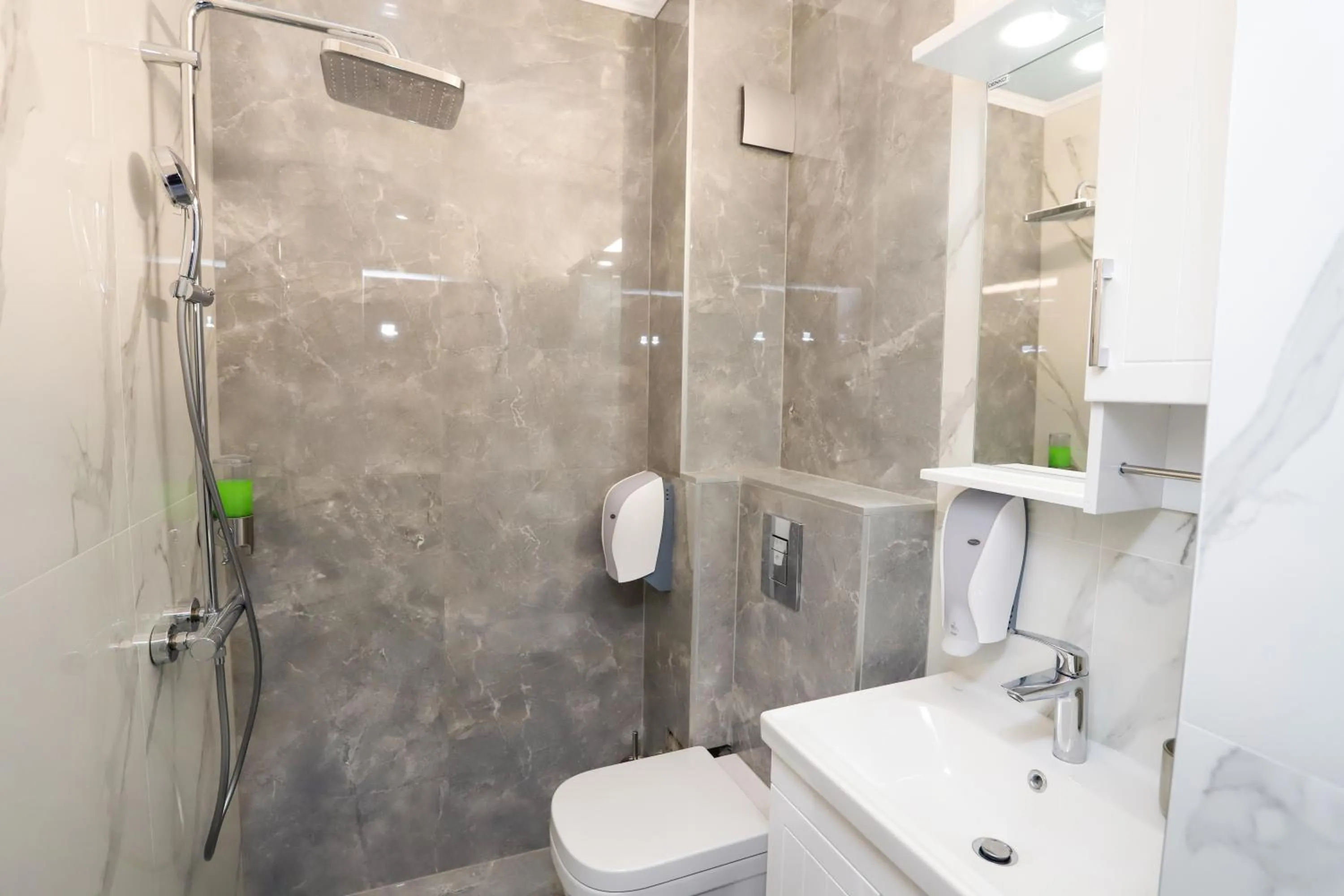 Shower in Glavatarski Han