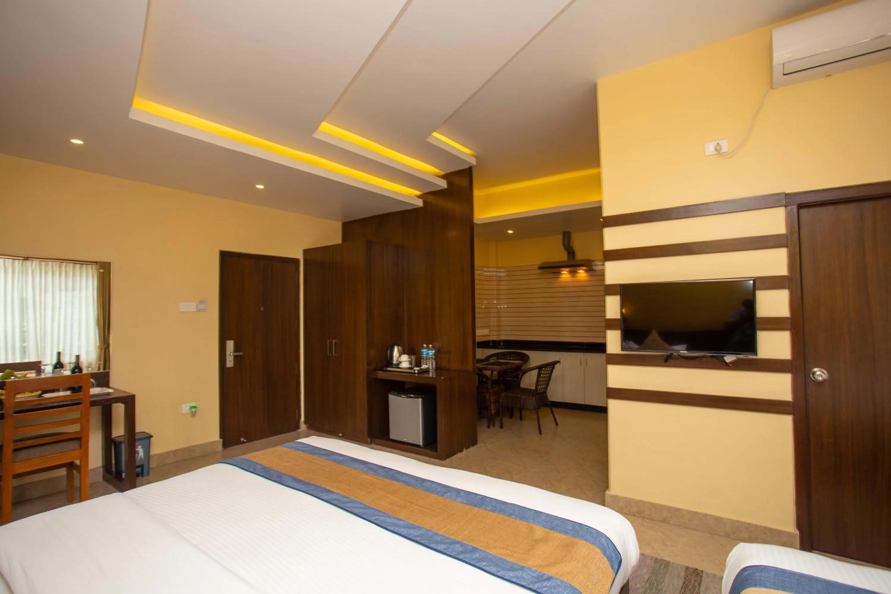 Bedroom, Bed in Hotel Lake Paradise