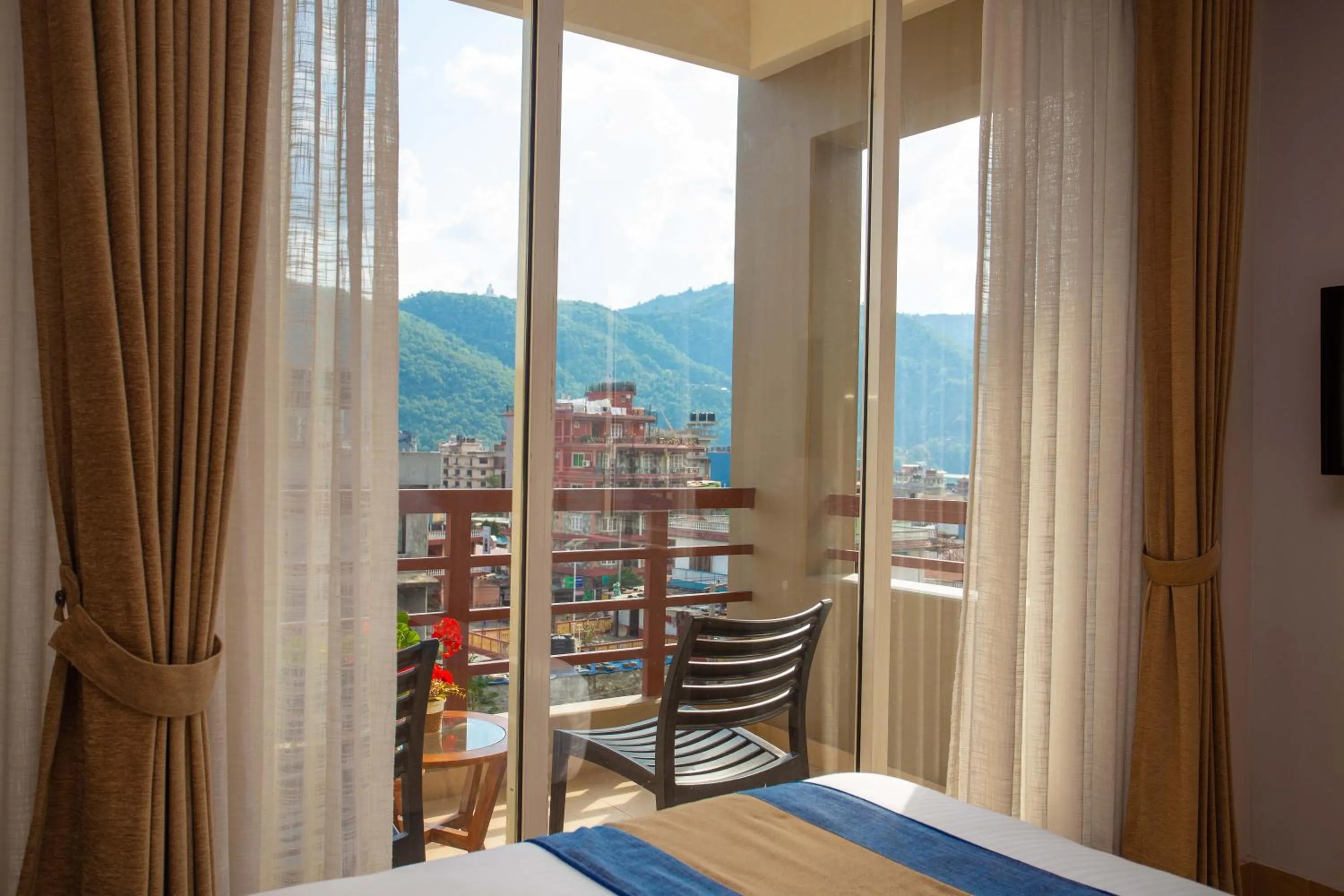 Balcony/Terrace, Bed in Hotel Lake Paradise