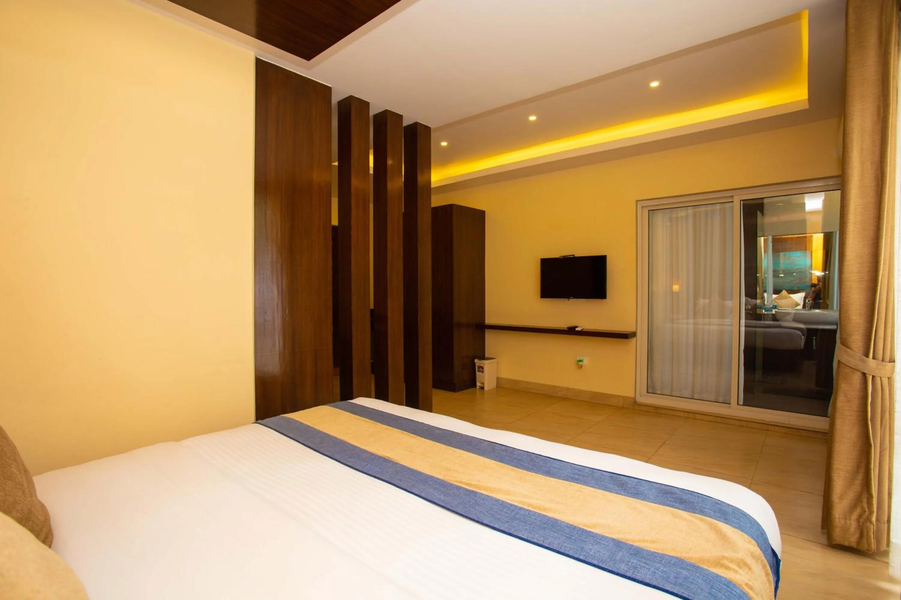 Bedroom, Bed in Hotel Lake Paradise