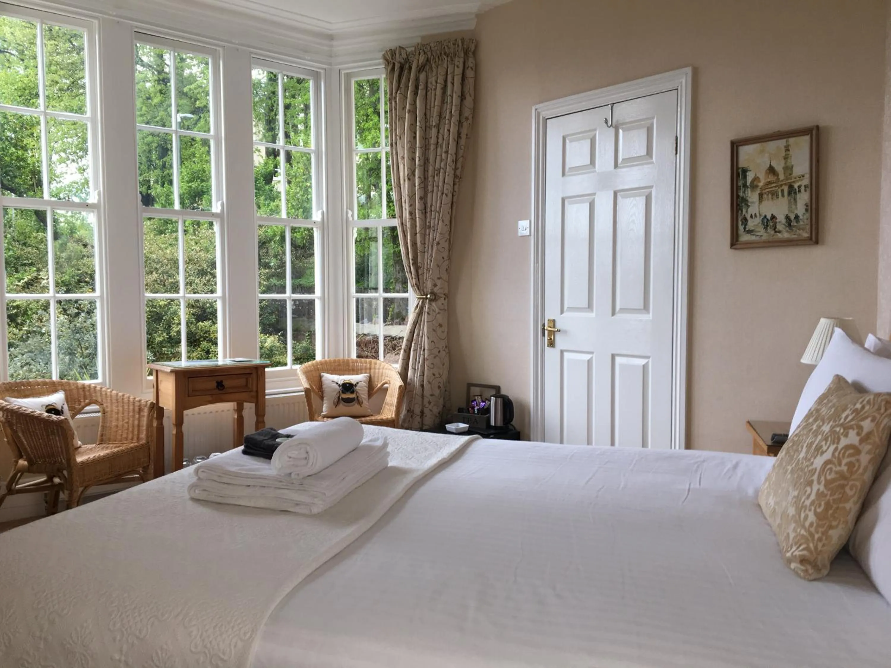 Seating area, Bed in The Charterhouse