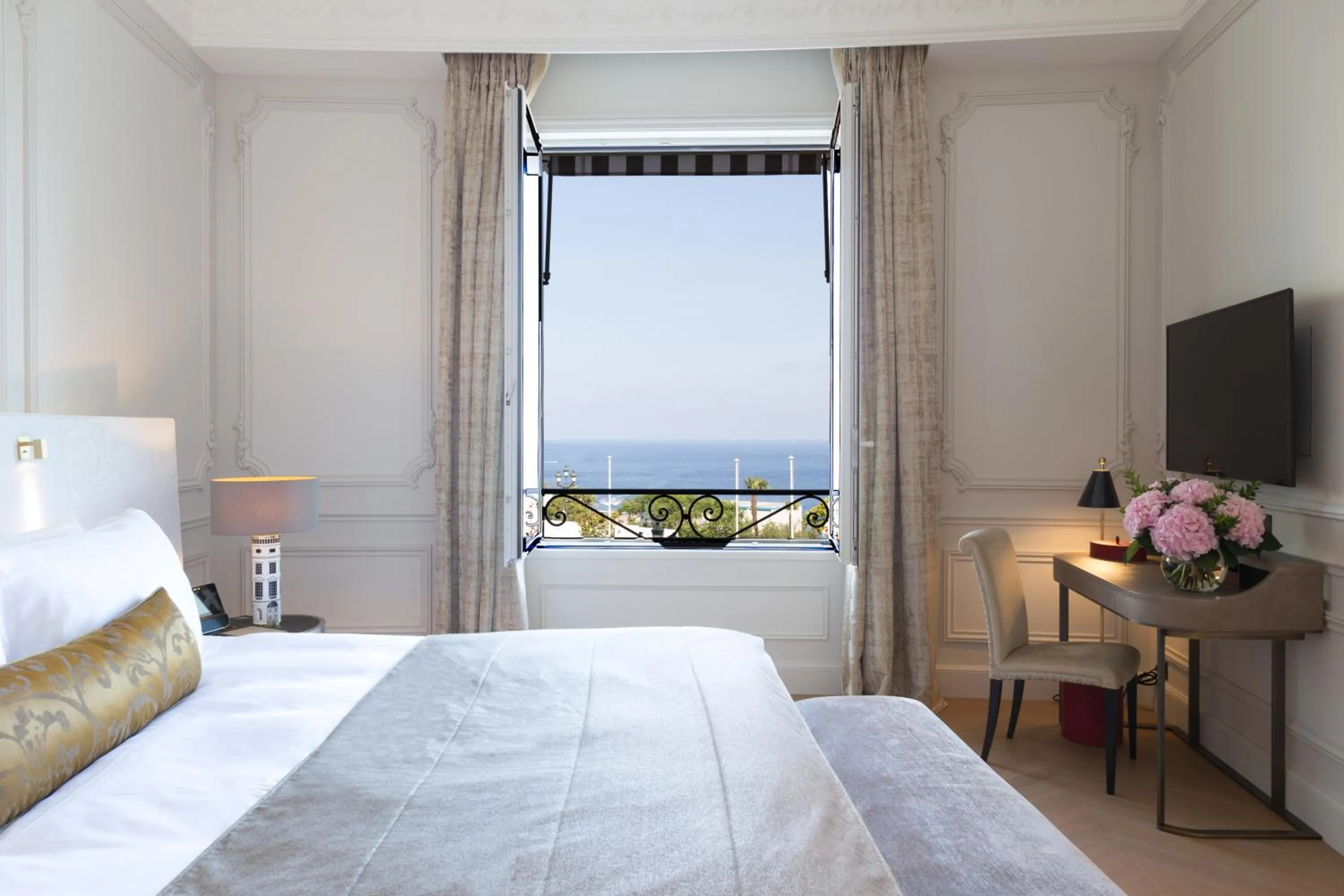 Sea view, Bed in Hôtel de Paris Monte-Carlo