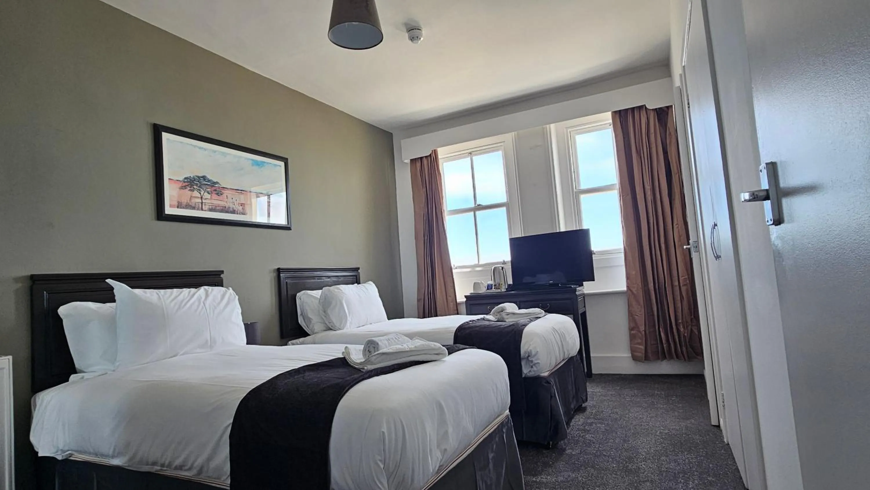 Photo of the whole room, Bed in The Strand Hotel