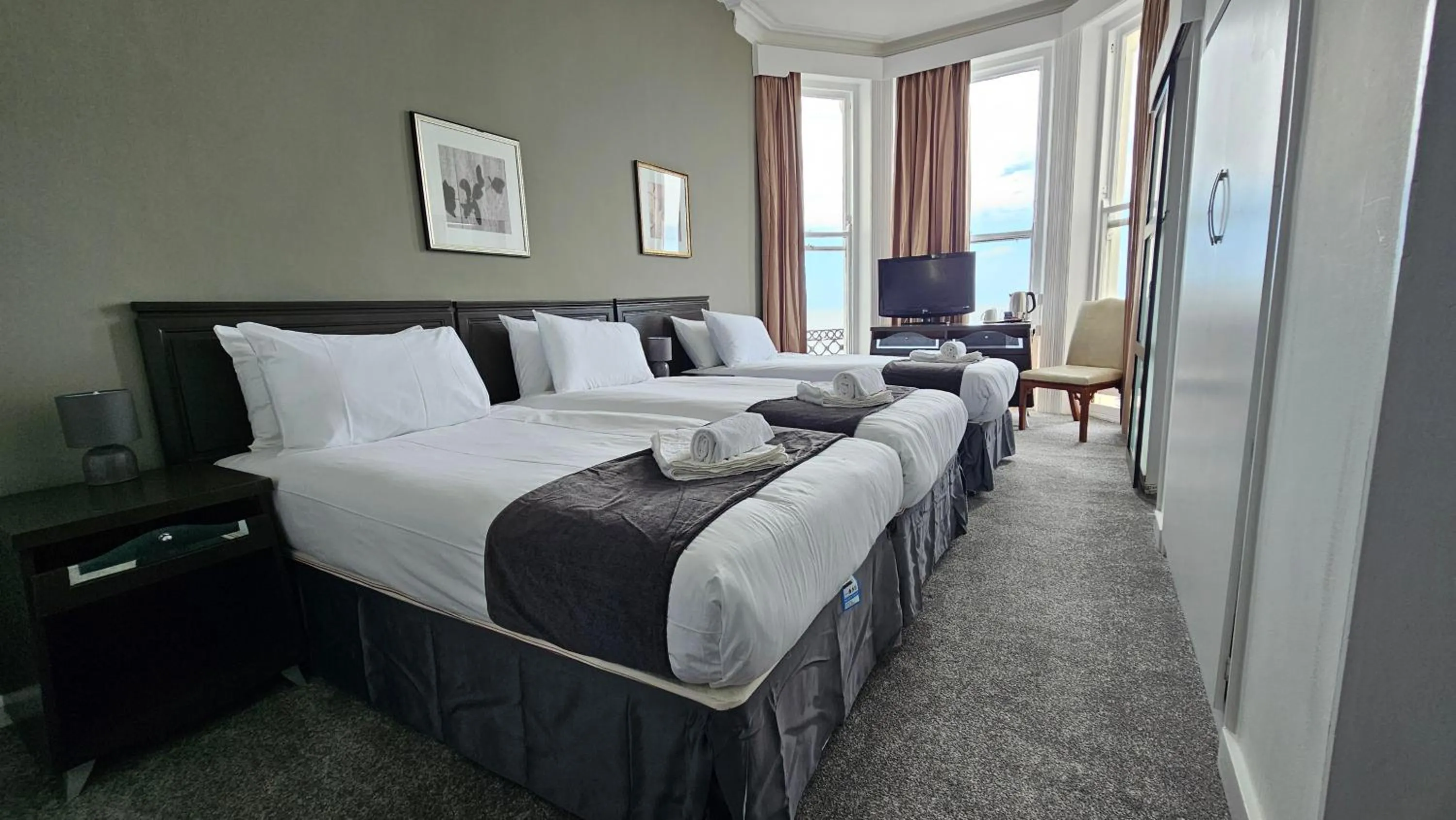 Photo of the whole room, Bed in The Strand Hotel