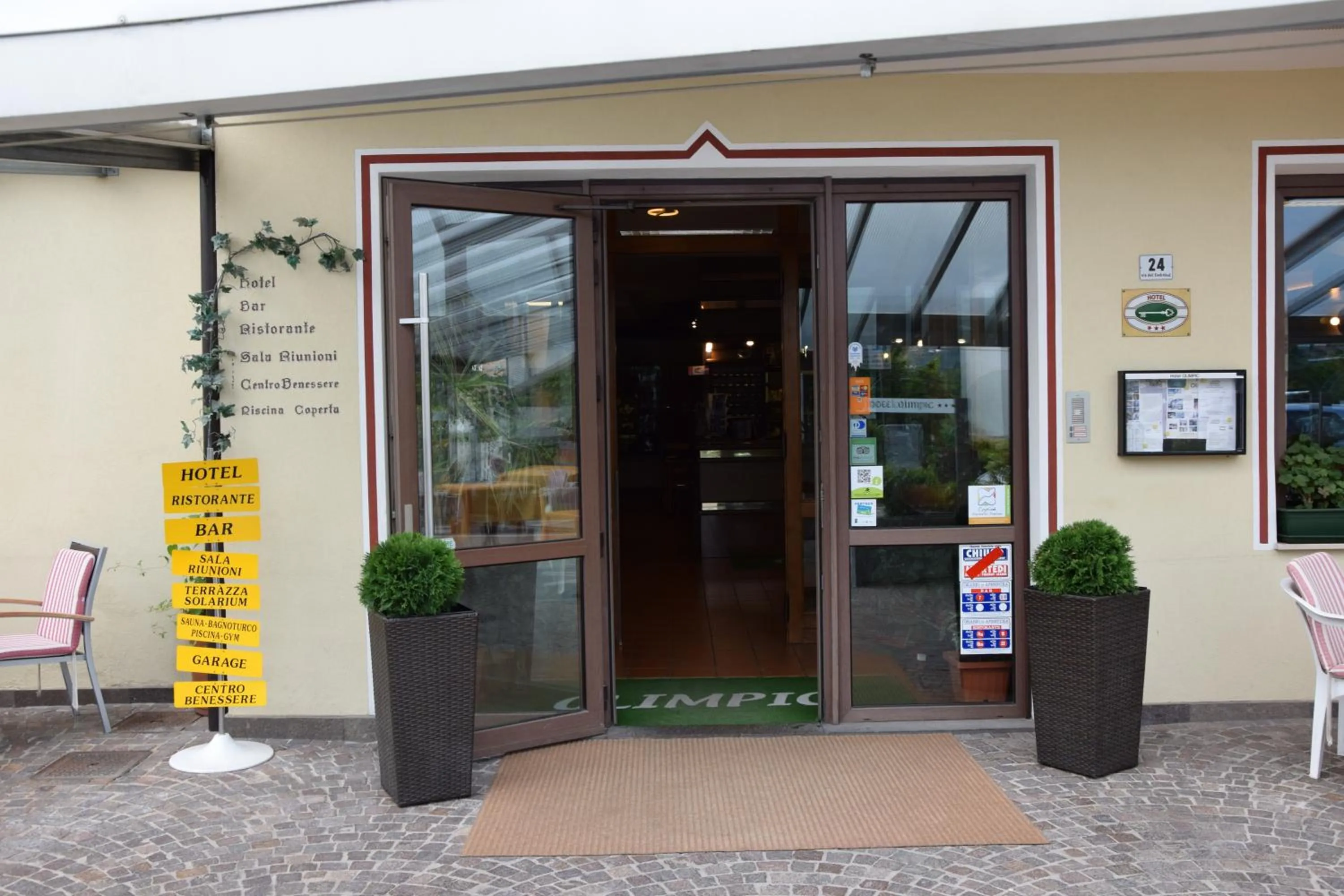 Facade/entrance in Hotel Olimpic