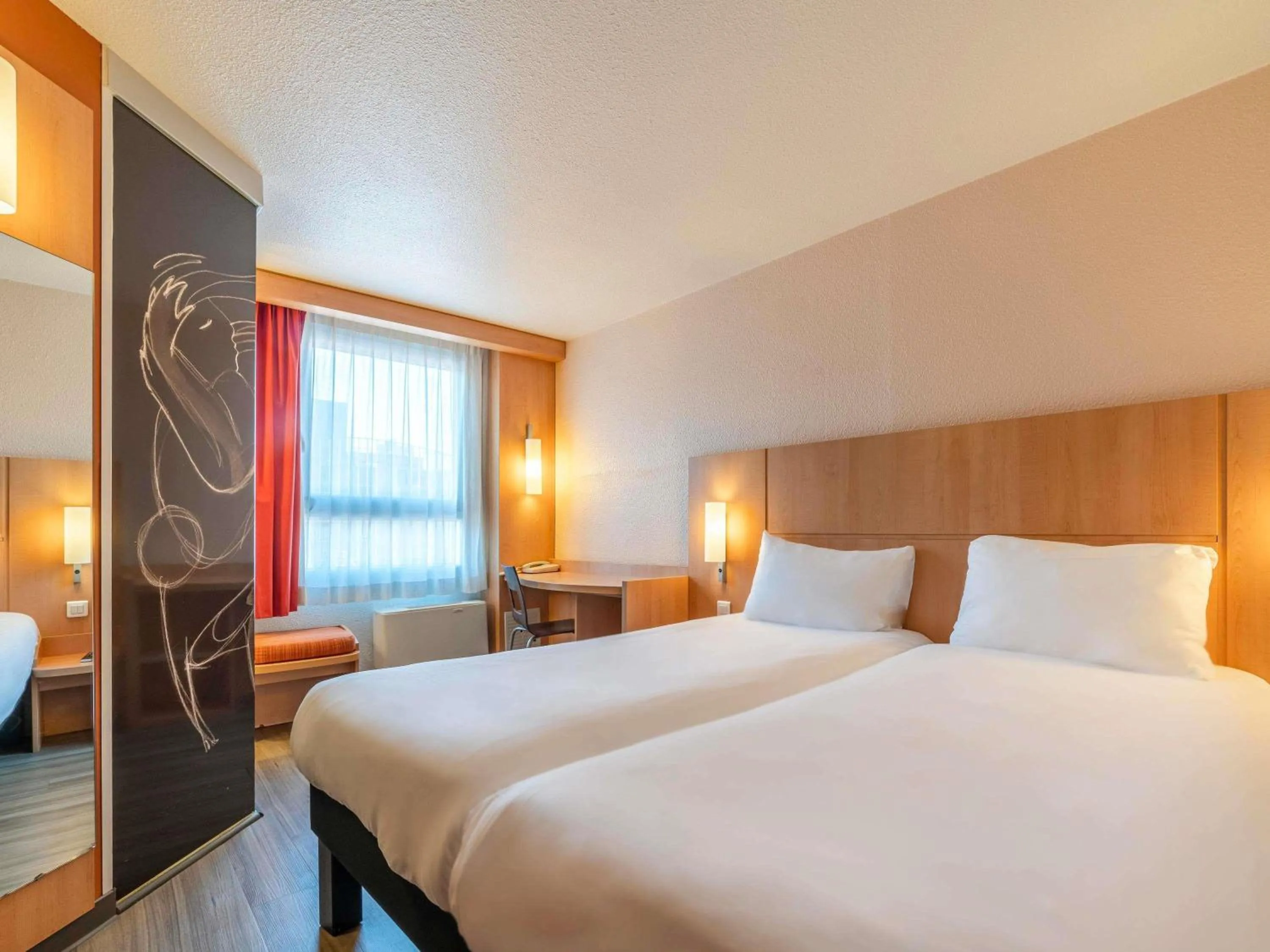 Bedroom, Bed in ibis Montpellier Centre Polygone