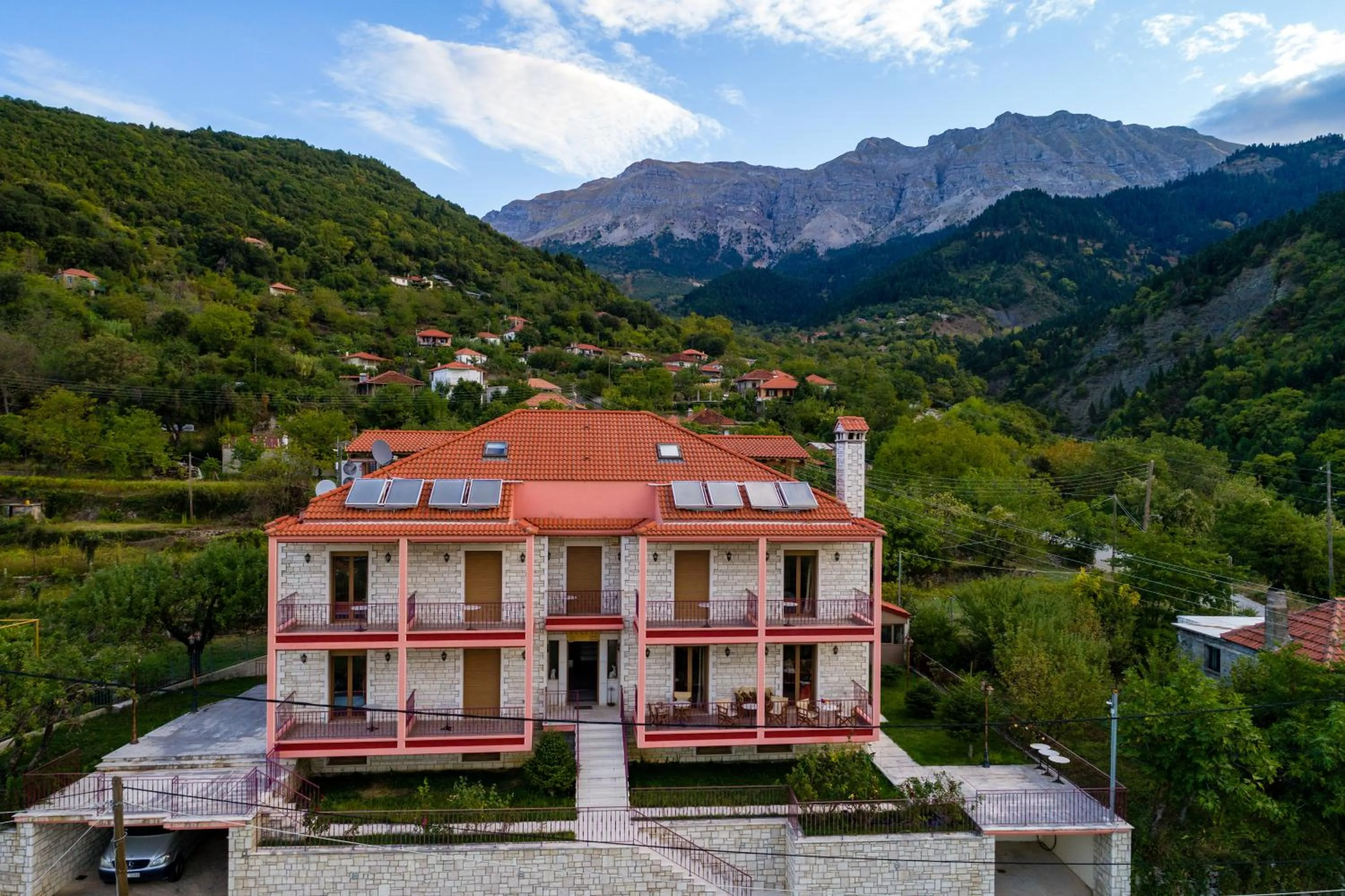 Property building in Xenonas Kypseli