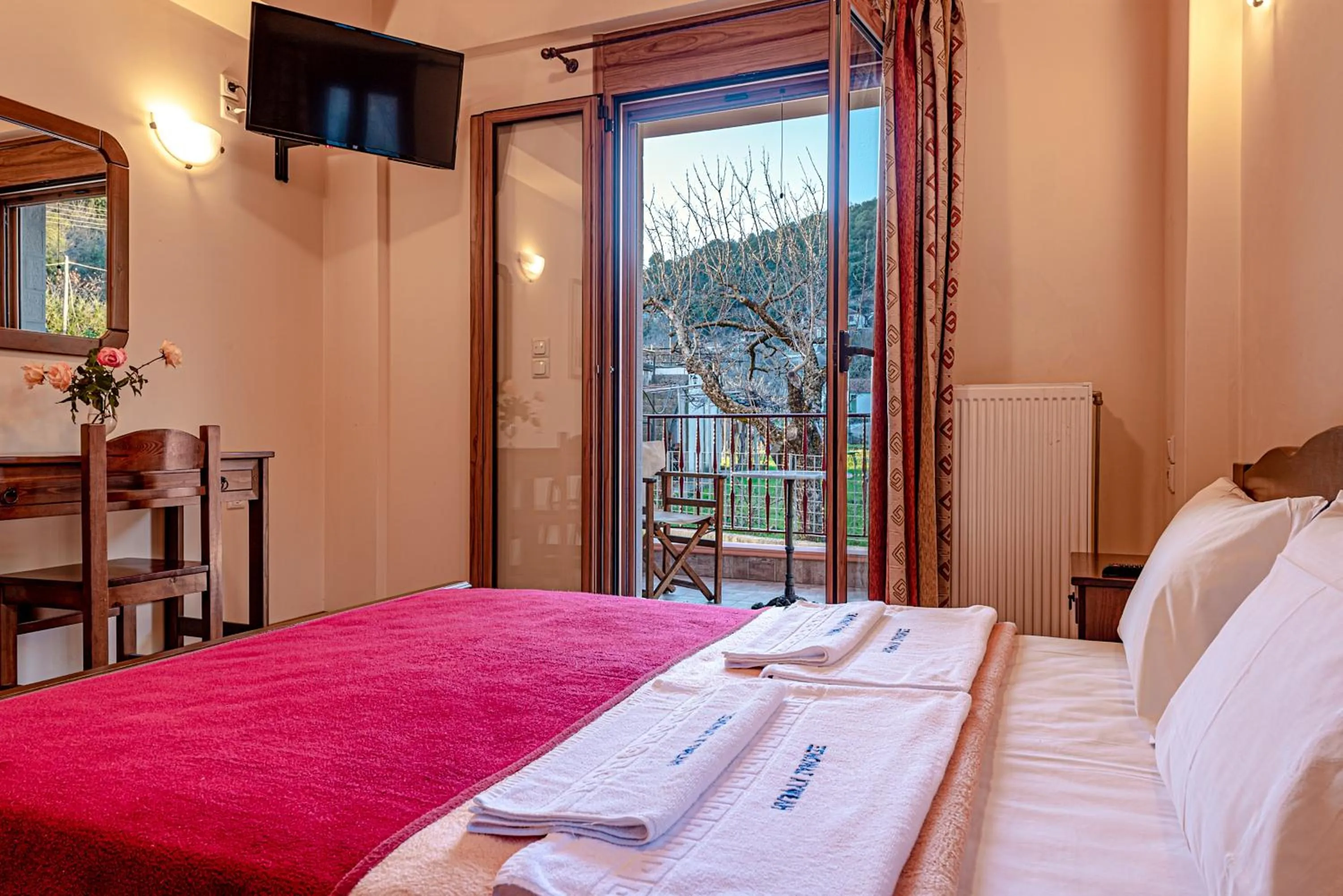 Communal lounge/ TV room, Bed in Xenonas Kypseli