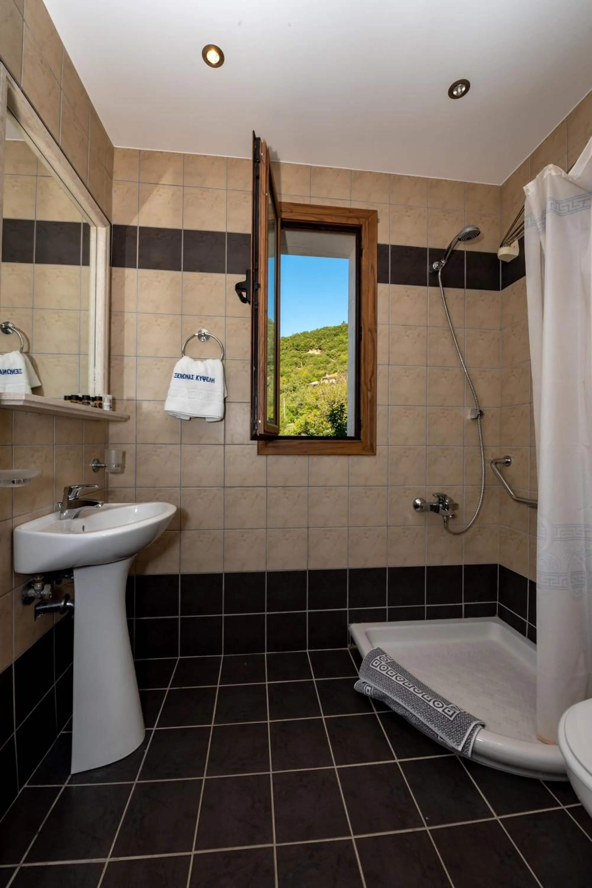 Shower in Xenonas Kypseli