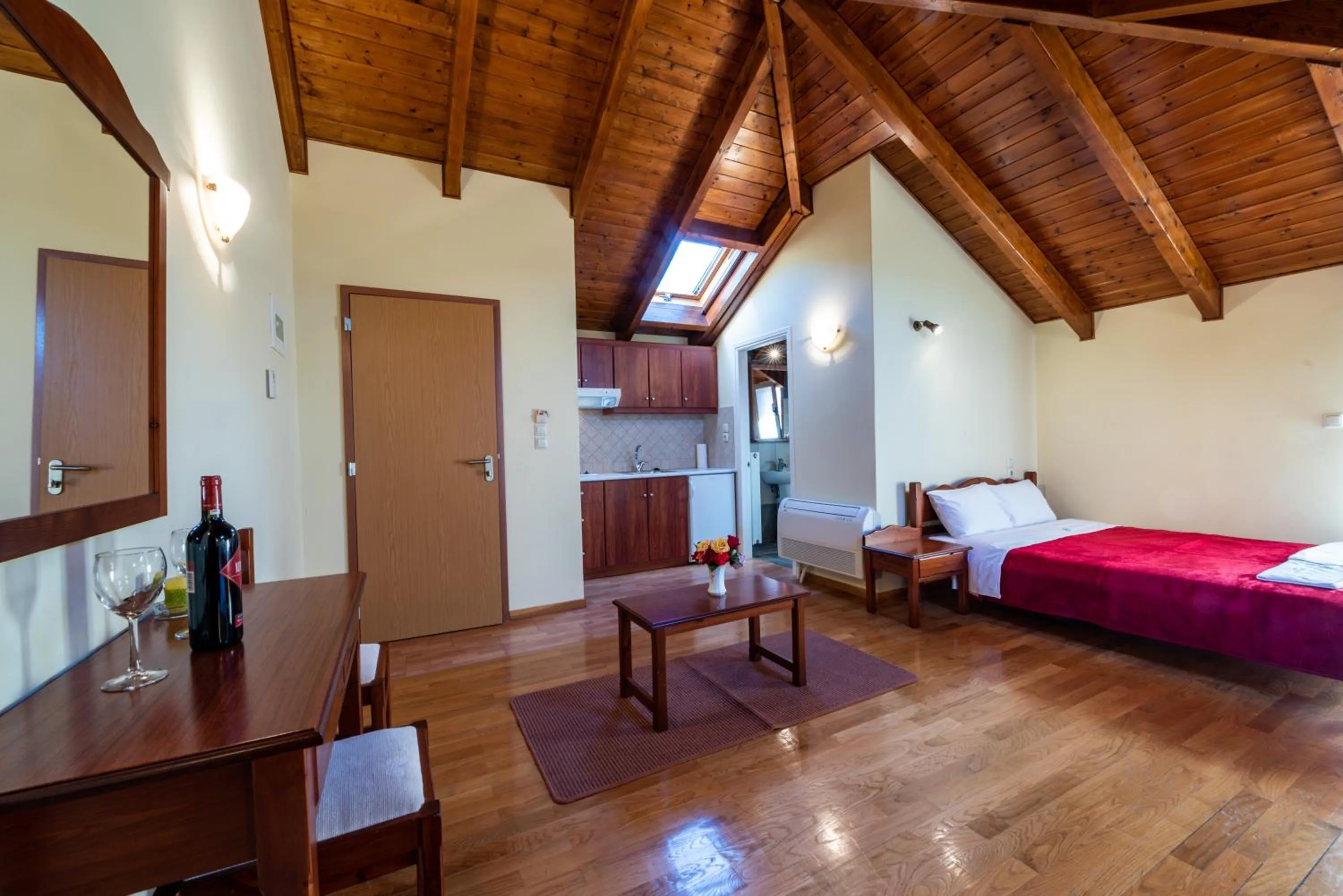 Photo of the whole room, Bed in Xenonas Kypseli