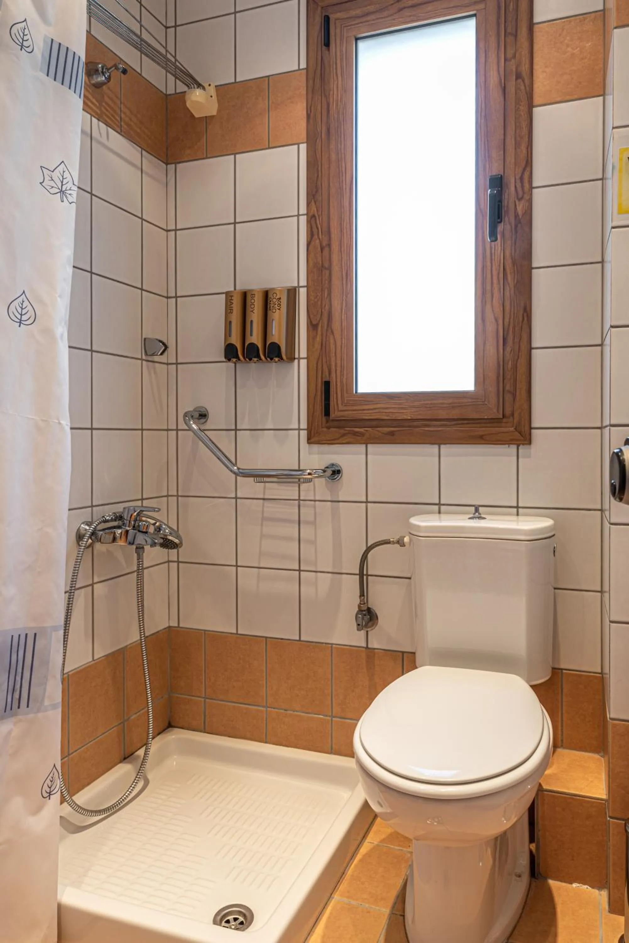 Shower in Xenonas Kypseli