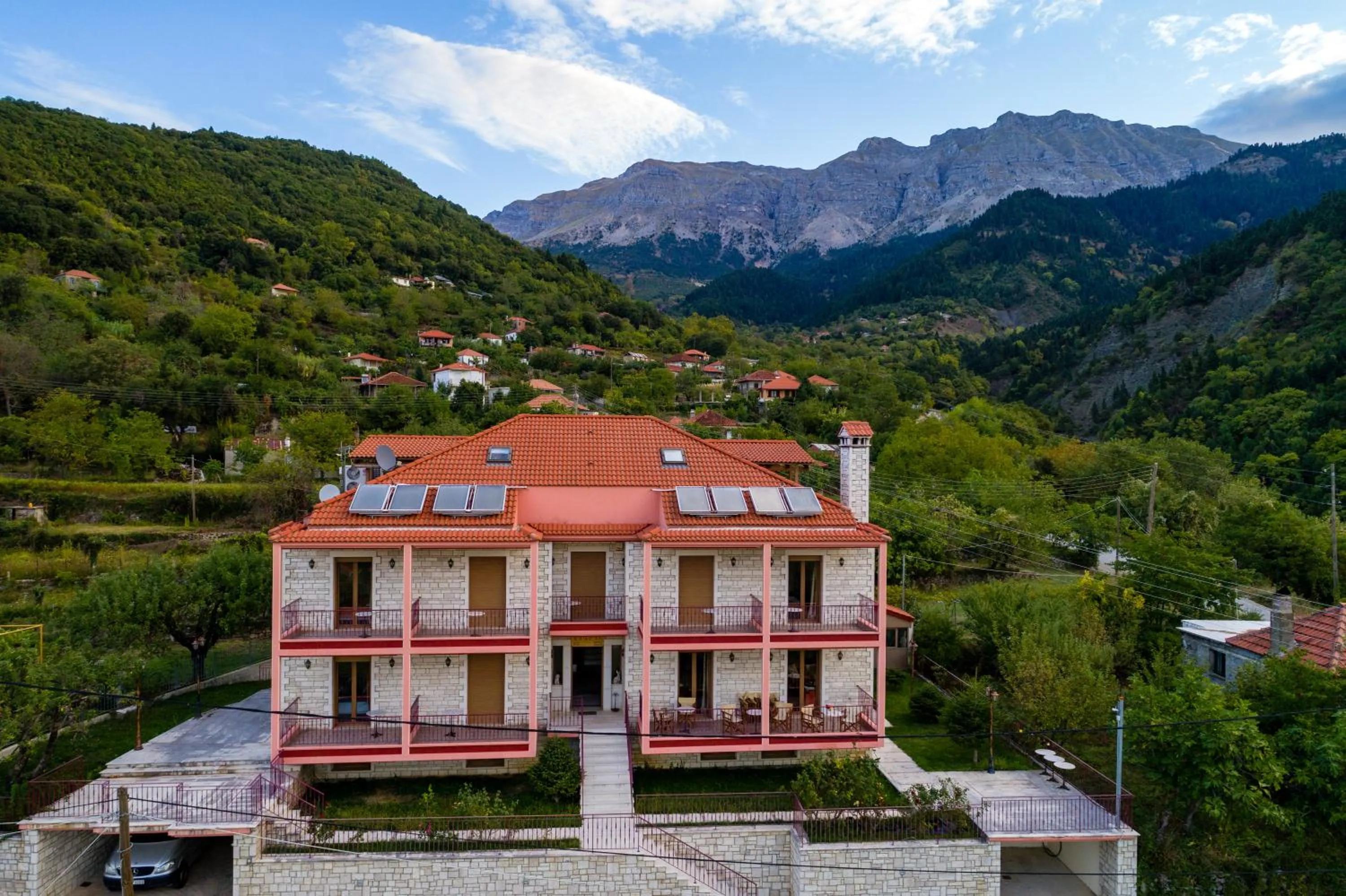 Property building in Xenonas Kypseli