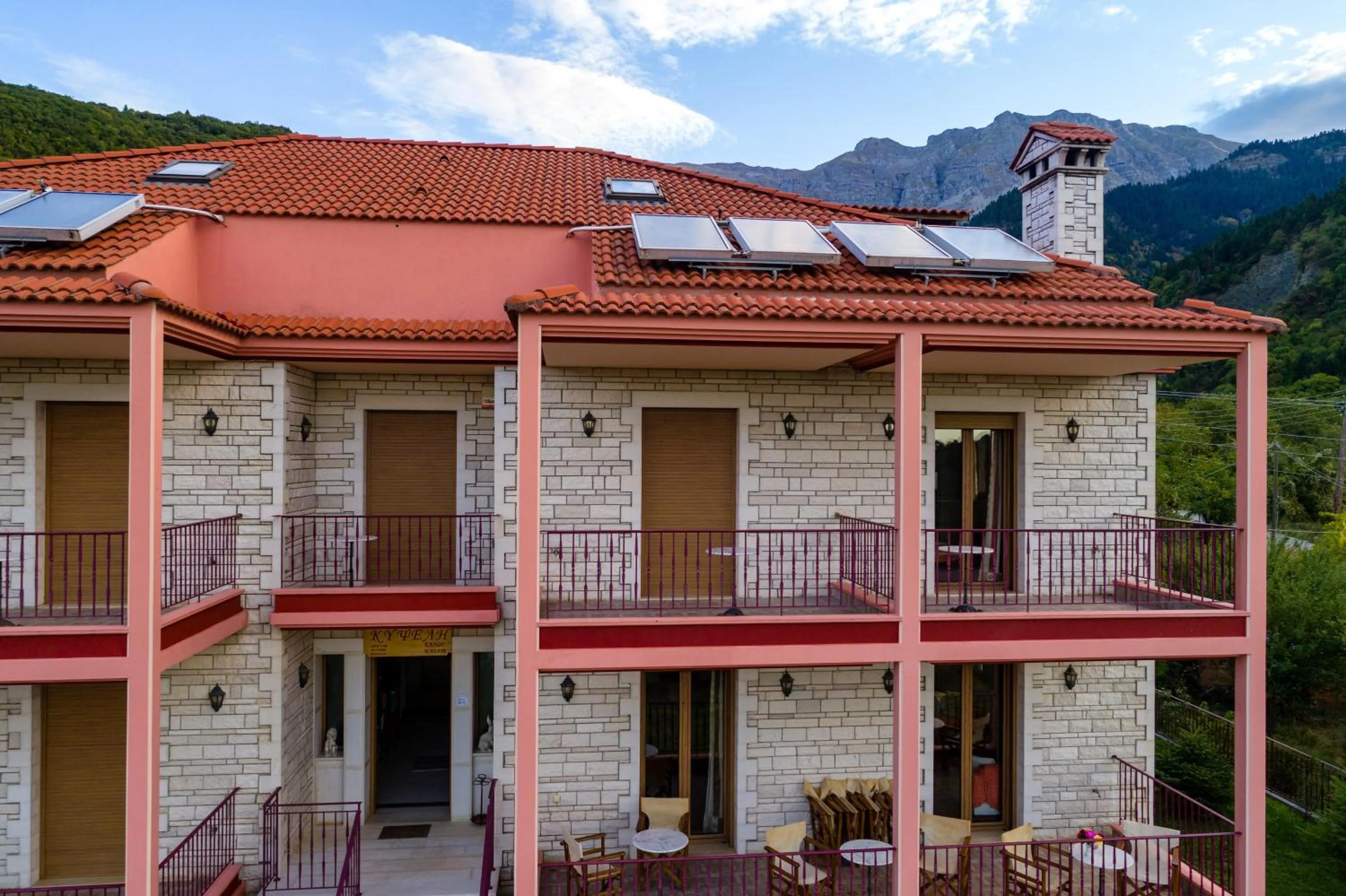 Property building in Xenonas Kypseli