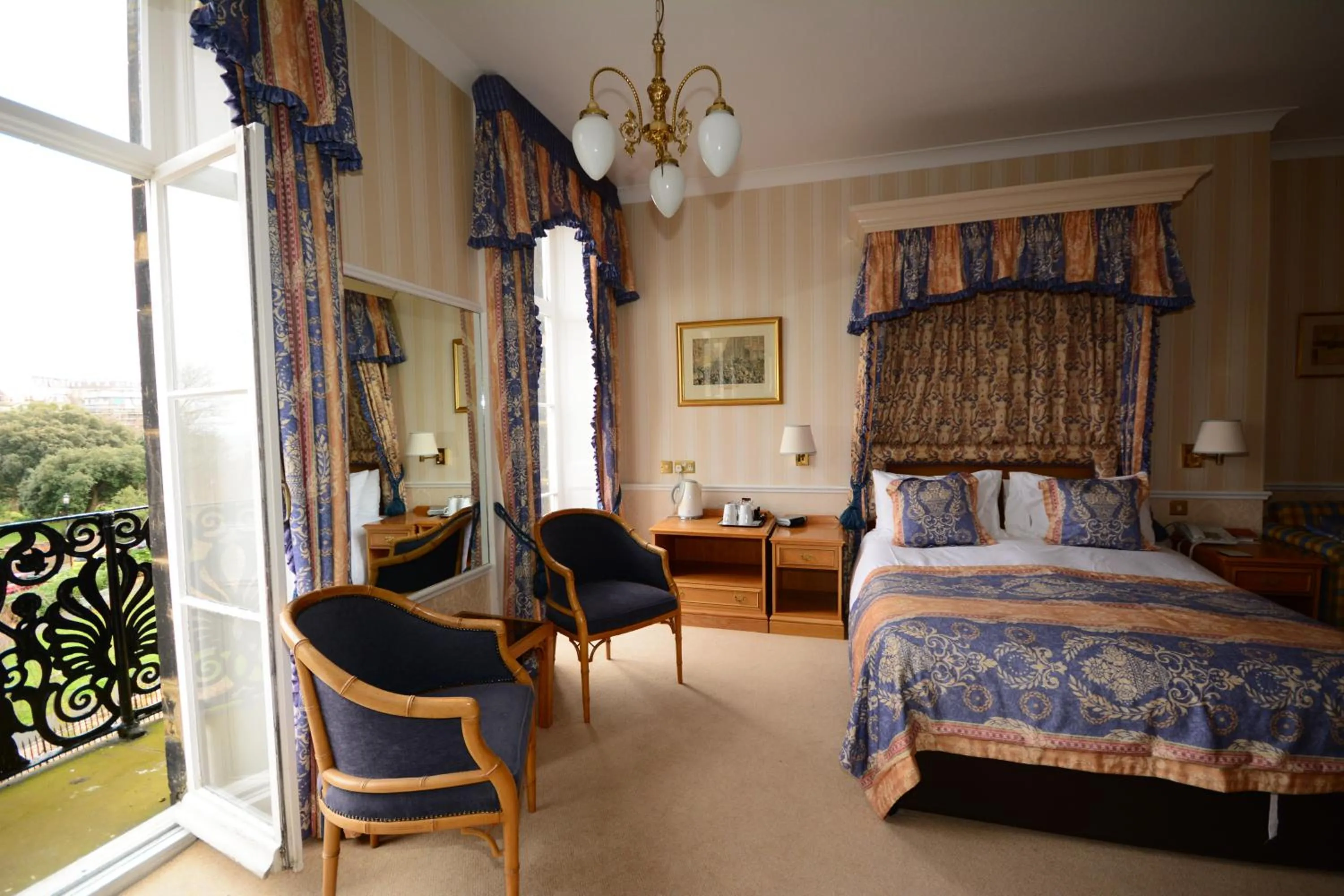 Balcony/Terrace, Bed in The Crescent Hotel