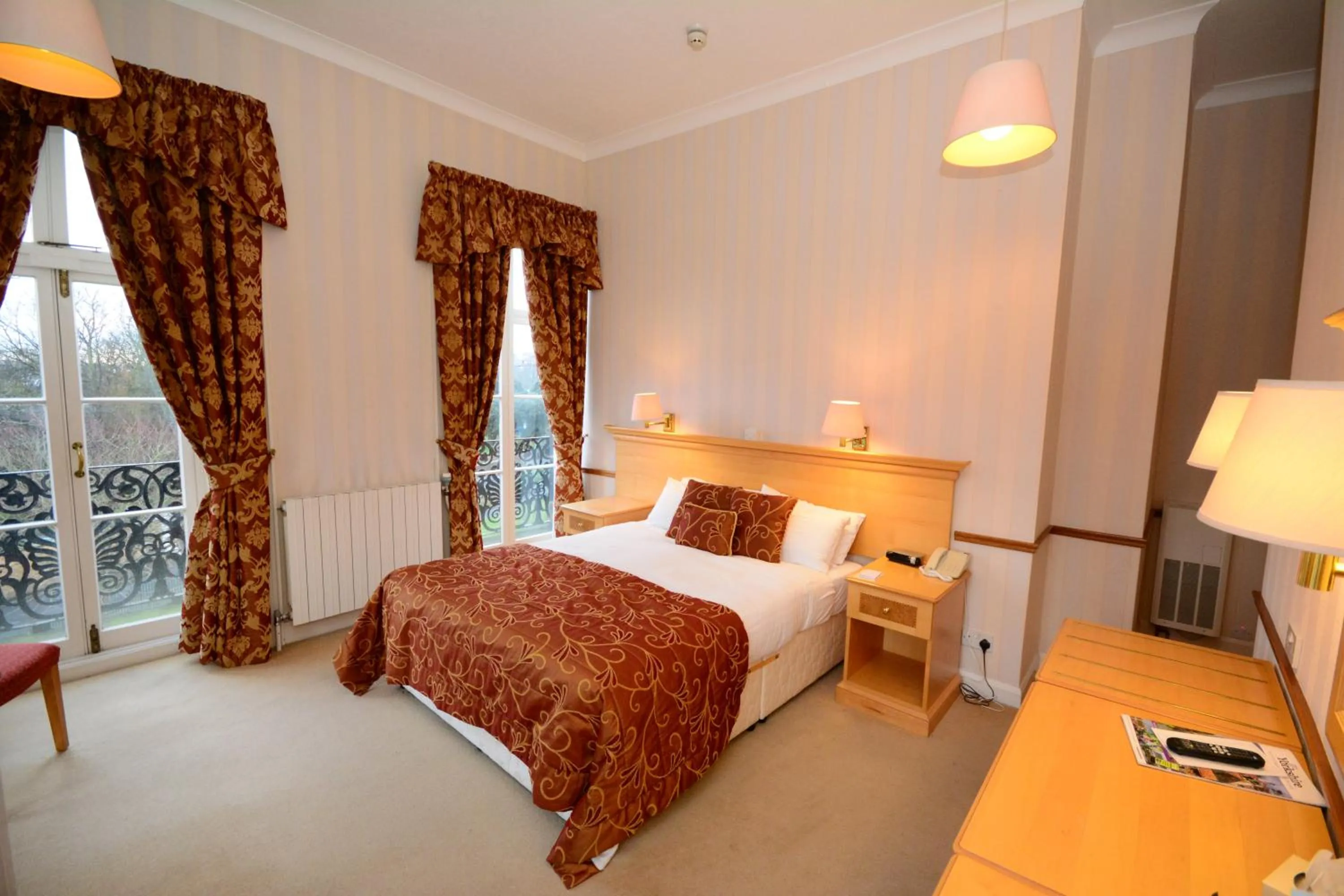 Balcony/Terrace, Bed in The Crescent Hotel