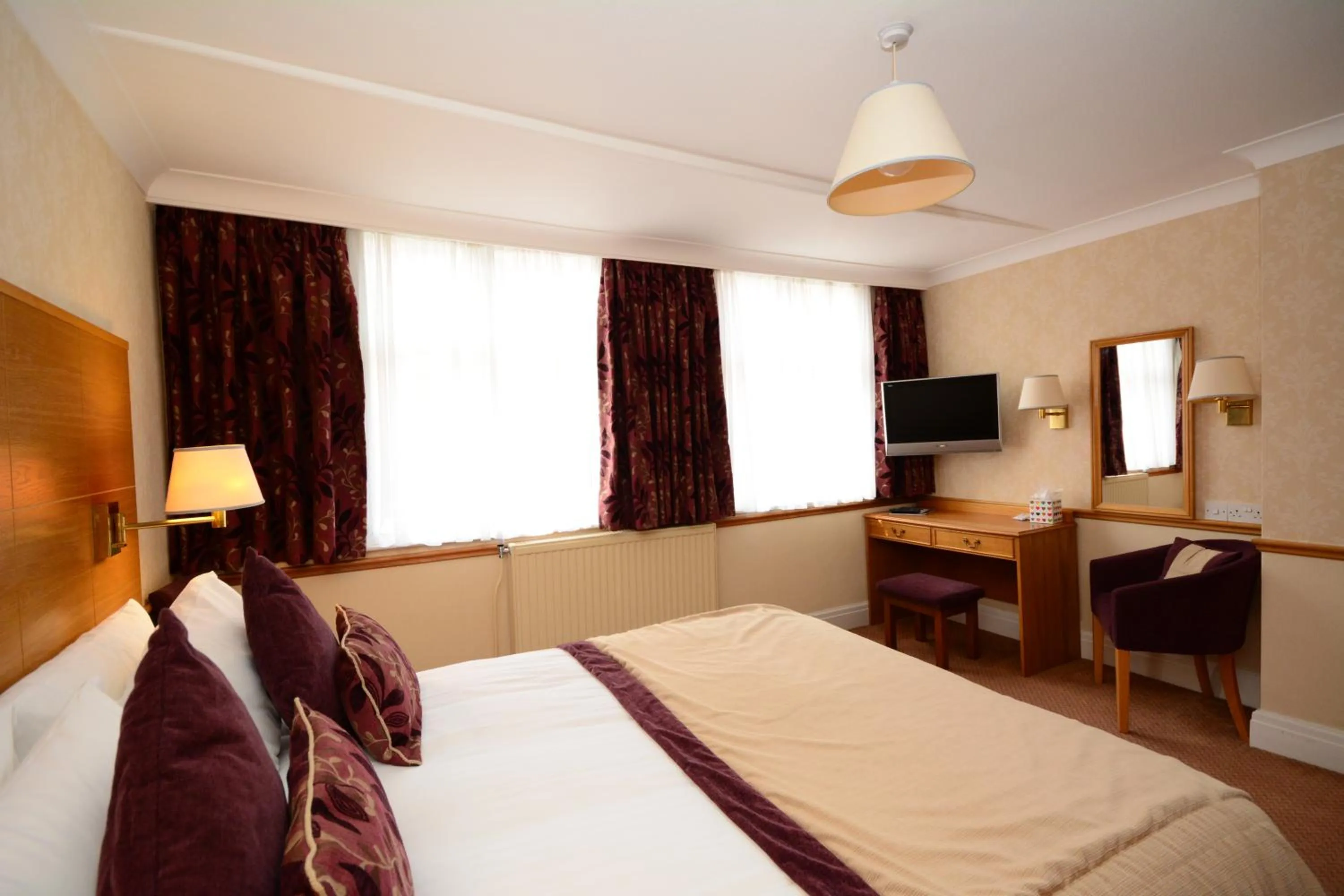 Photo of the whole room, Bed in The Crescent Hotel