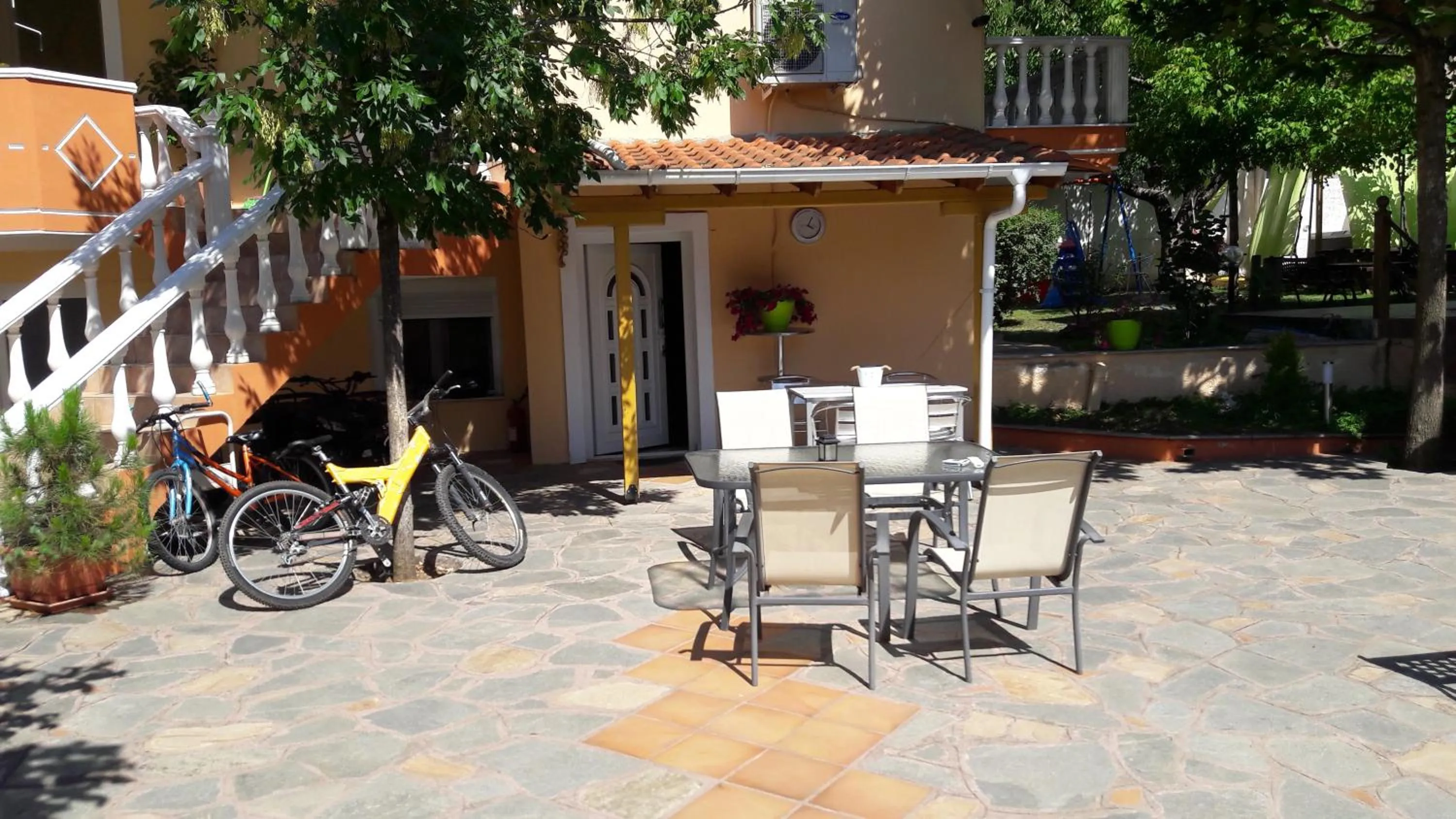 Facade/entrance in Anestis Studios