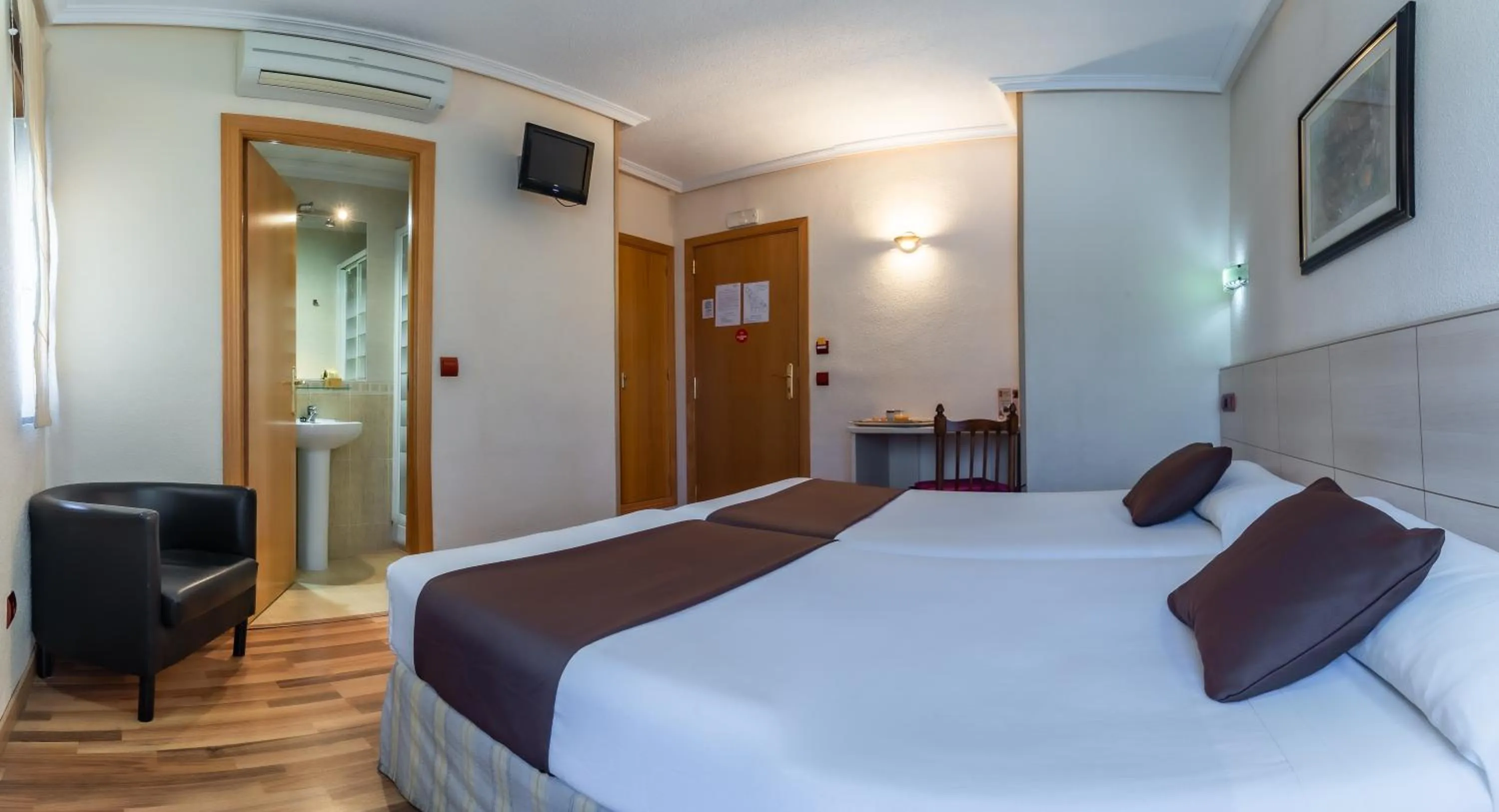 Photo of the whole room, Bed in Hostal Rural El Caño by Vivere Stays