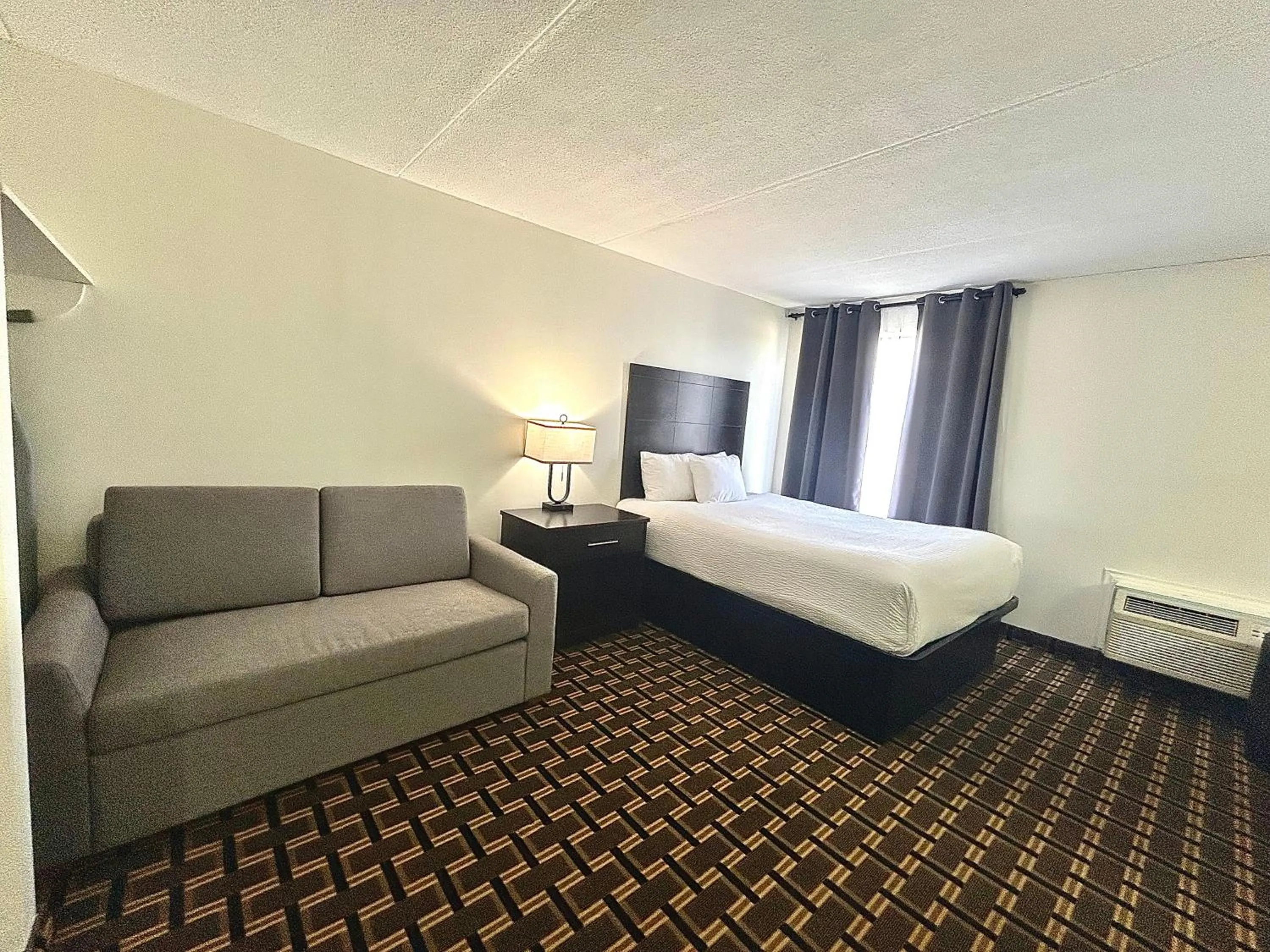 Photo of the whole room, Bed in Travelodge by Wyndham Lindsay