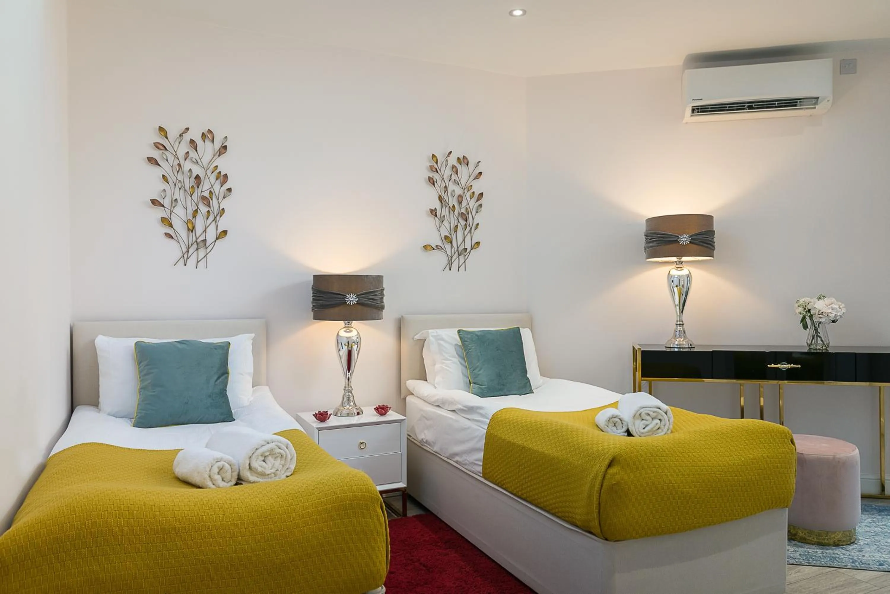 Photo of the whole room, Bed in Cromwell road apartments