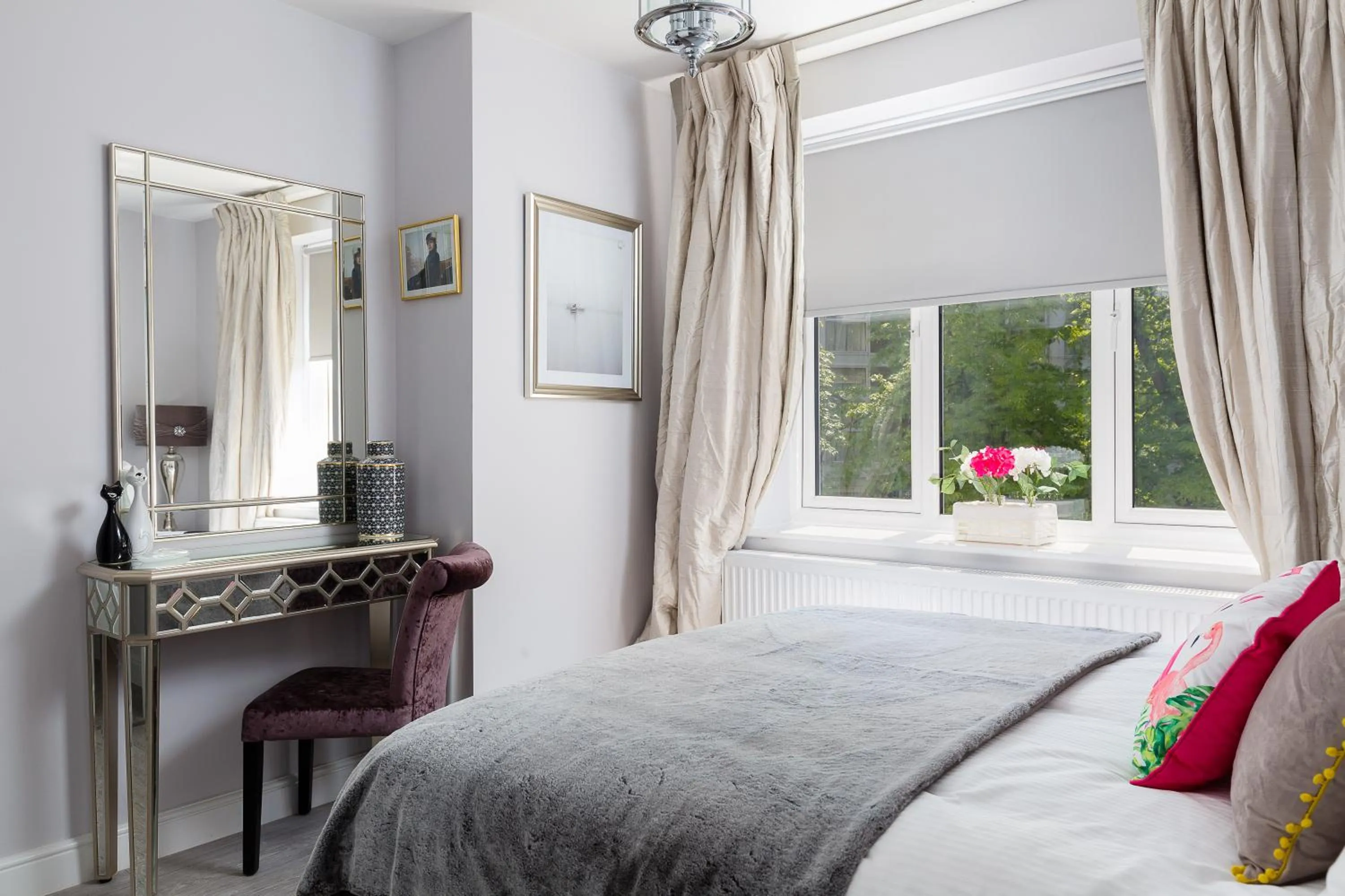Bedroom, Bed in Cromwell road apartments