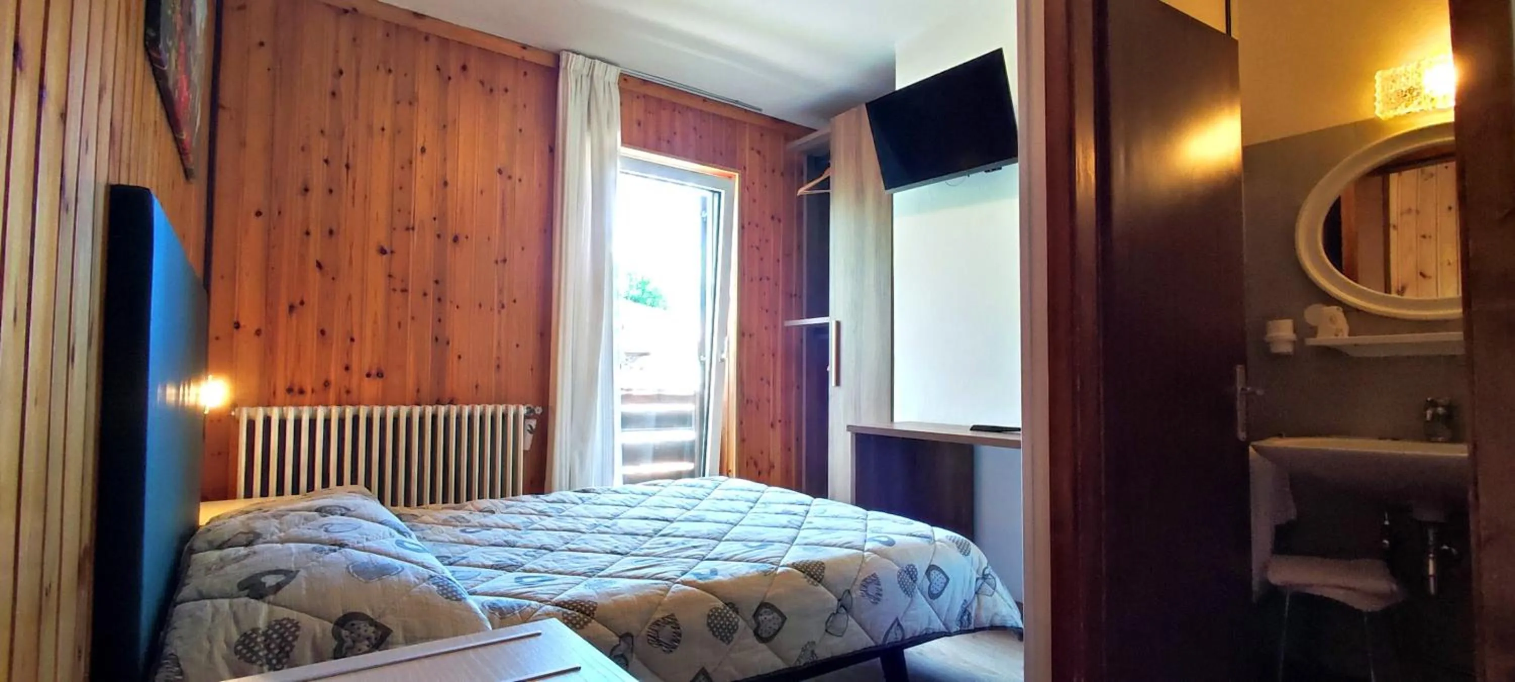 Balcony/Terrace, Bed in Hotel Miramonti