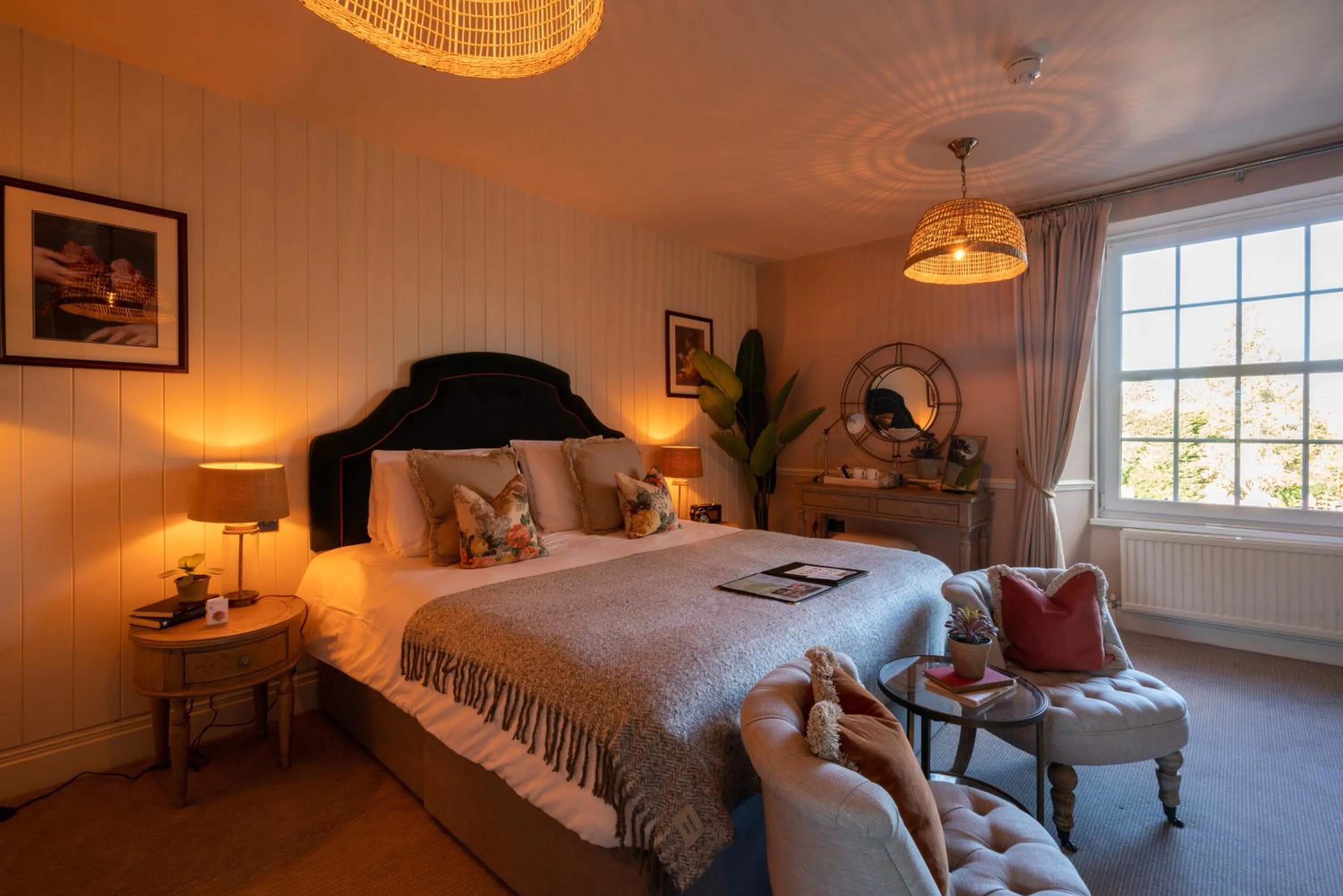 Photo of the whole room, Bed in Prince of Burford