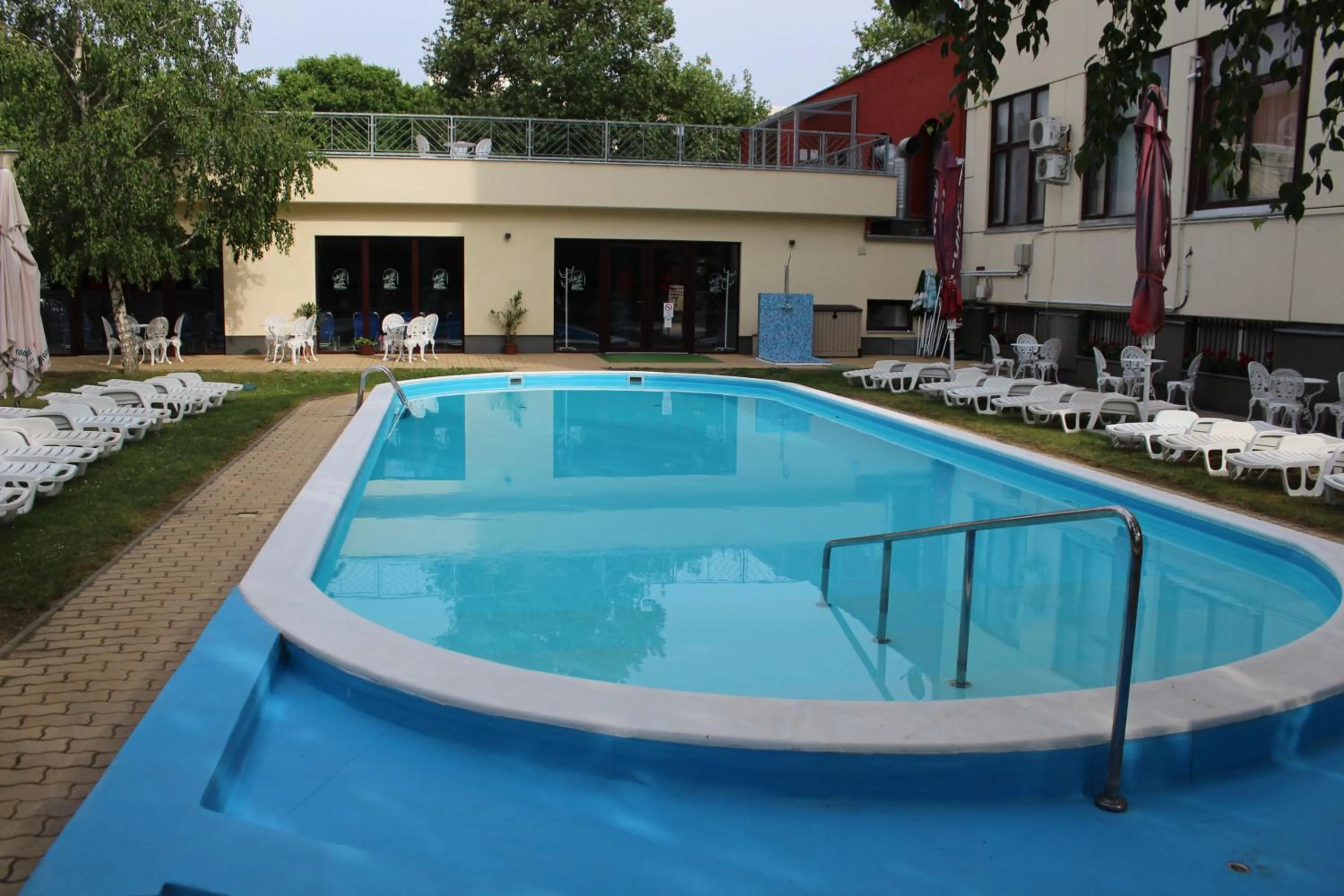 Swimming pool in Mátyás Király Gyógy- és Wellness Hotel