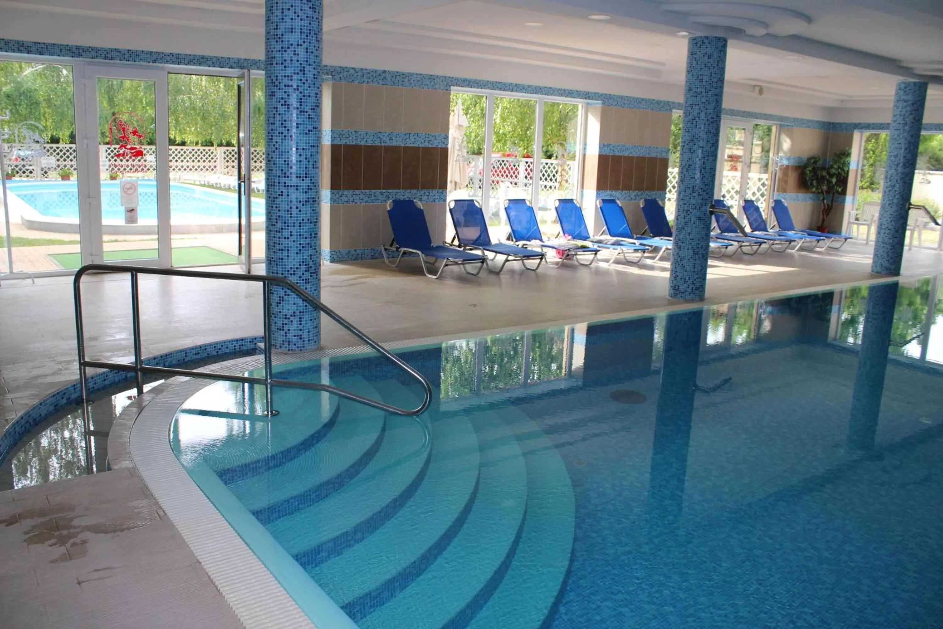 Swimming pool in Mátyás Király Gyógy- és Wellness Hotel