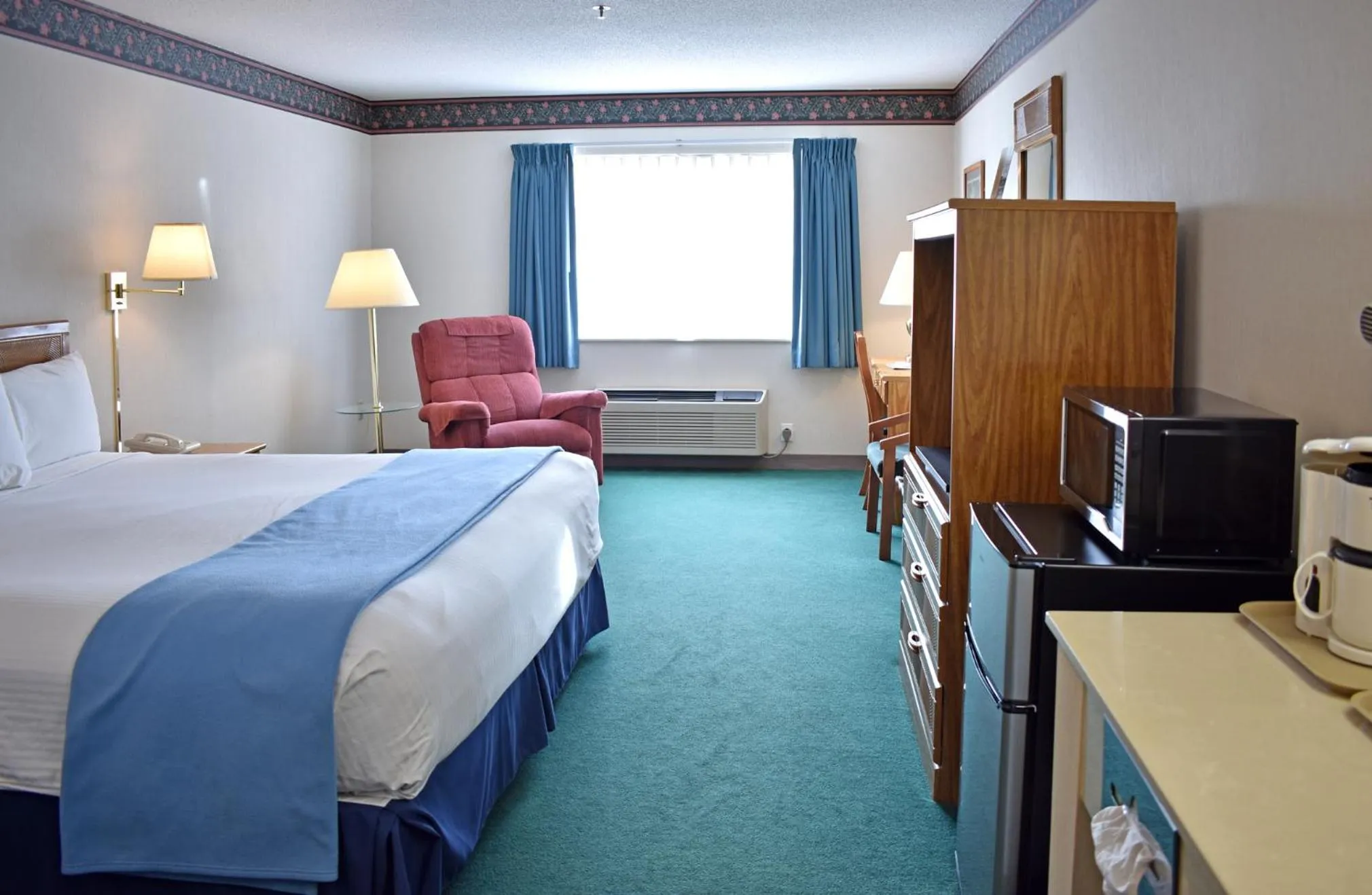 Bed in Americas Best Value Inn & Suites - Tahquamenon Country