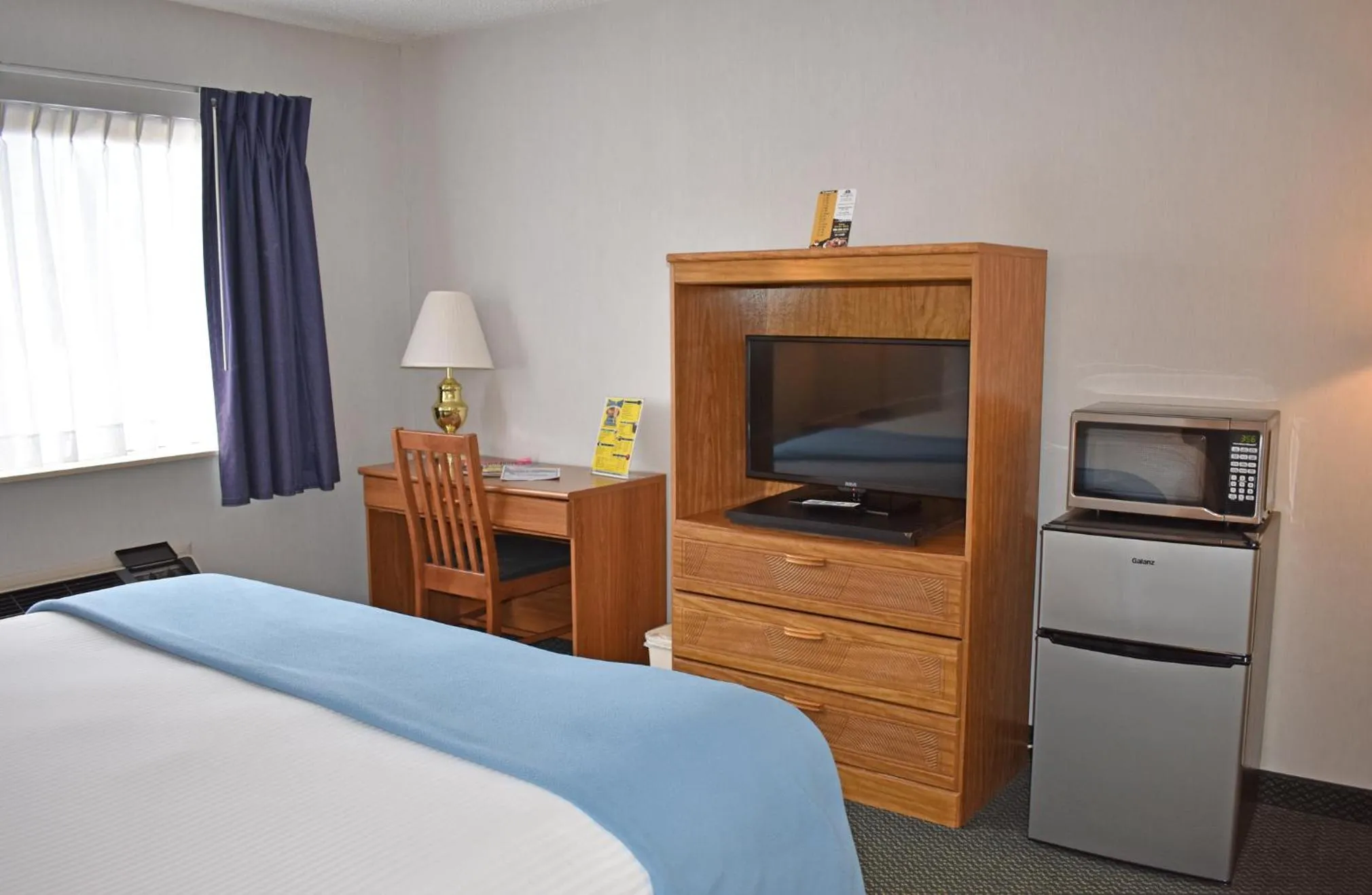 Bed in Americas Best Value Inn & Suites - Tahquamenon Country