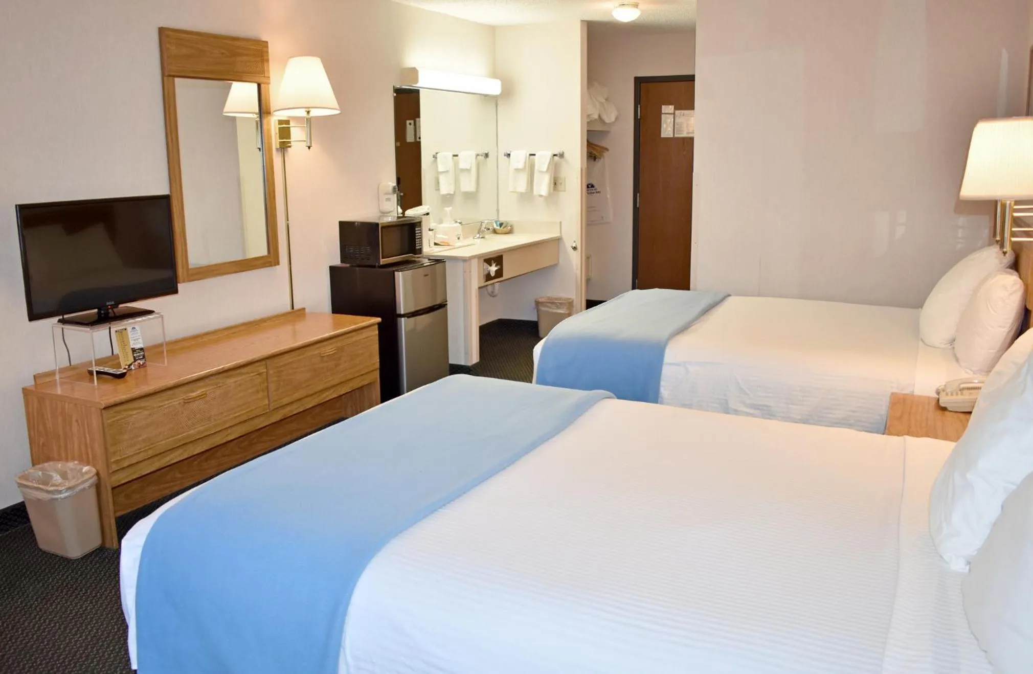 Bed in Americas Best Value Inn & Suites - Tahquamenon Country